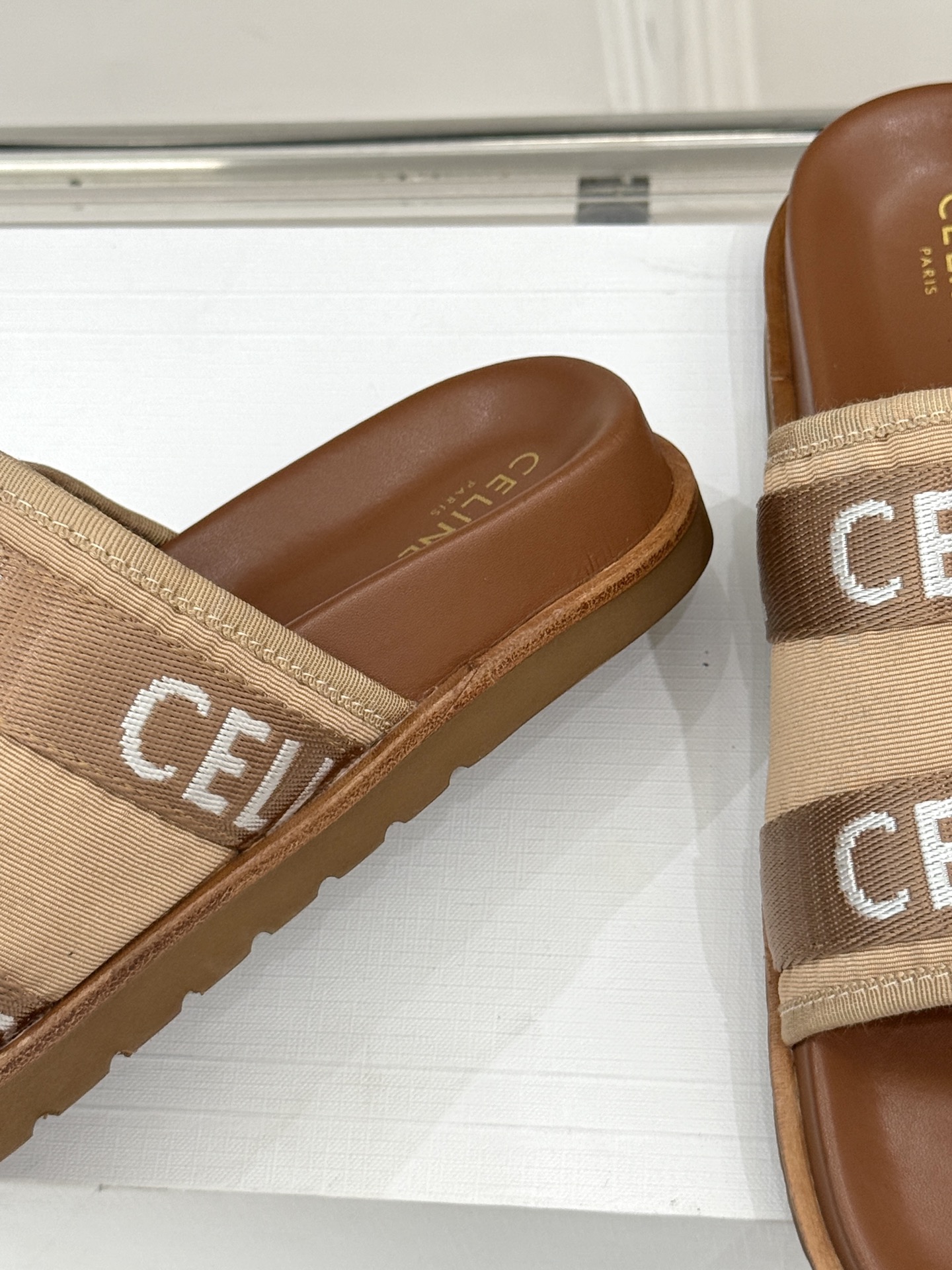 
CELINE/赛琳25W春夏新品
字母厚底懒人拖鞋
时髦精的夏日懒人刚需💫 
黑白棕三色经典耐看
厚底