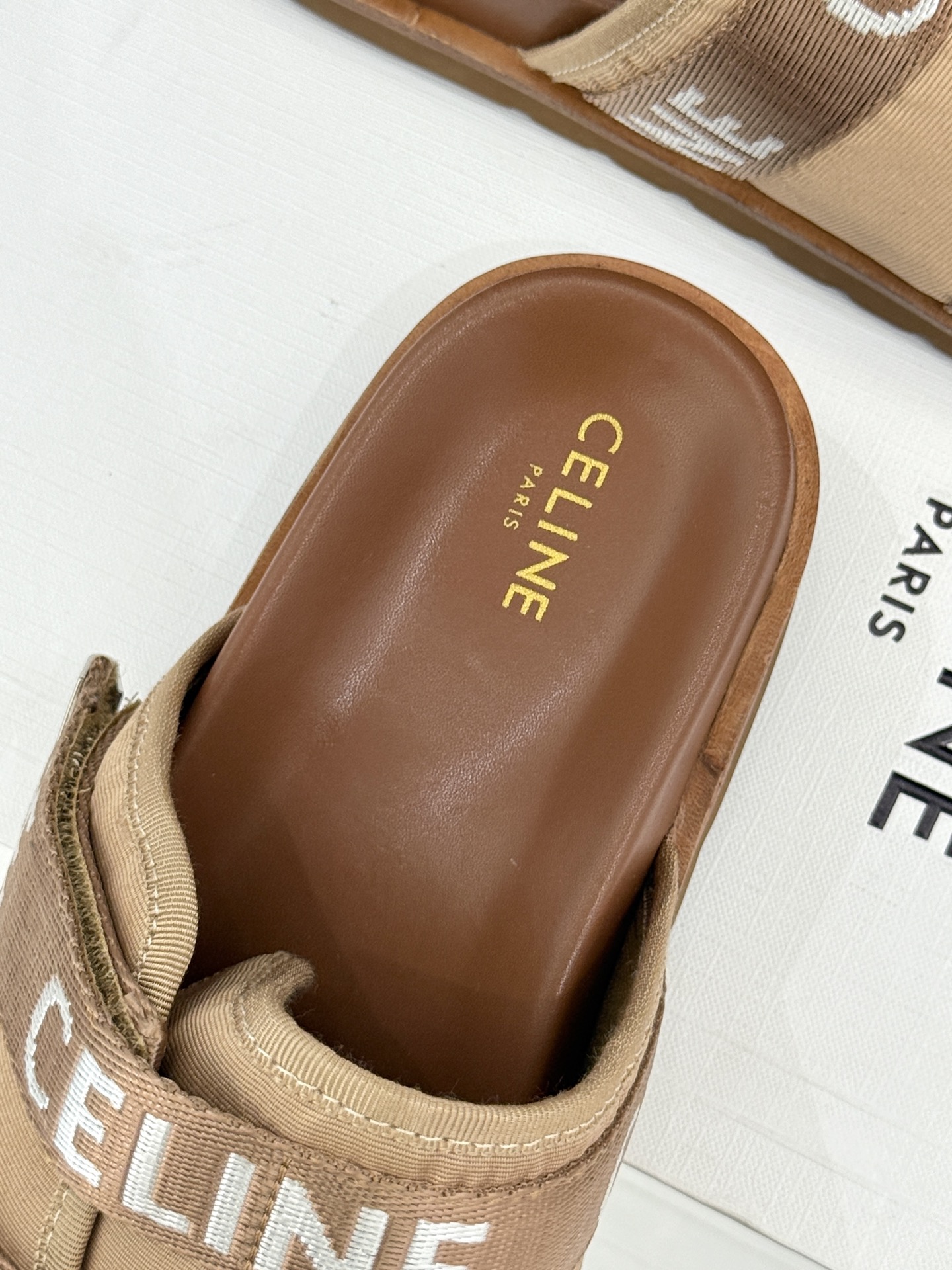 
CELINE/赛琳25W春夏新品
字母厚底懒人拖鞋
时髦精的夏日懒人刚需💫 
黑白棕三色经典耐看
厚底