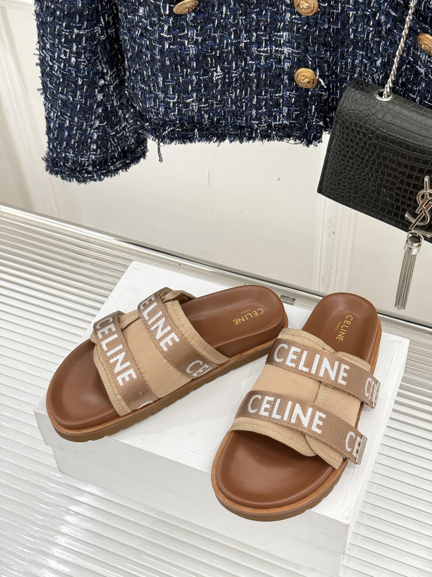 
CELINE/赛琳25W春夏新品
字母厚底懒人拖鞋
时髦精的夏日懒人刚需💫 
黑白棕三色经典耐看
厚底