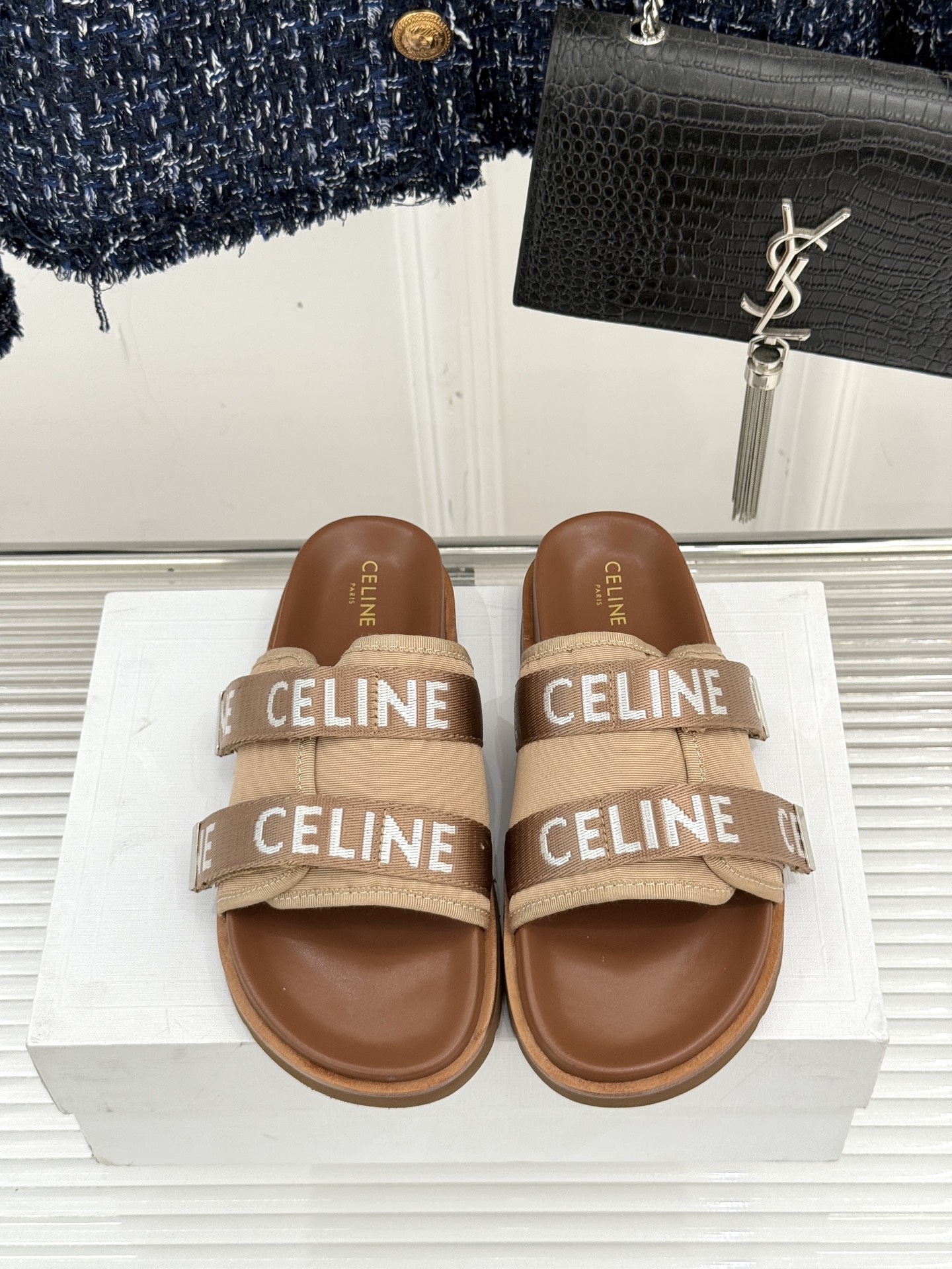 
CELINE/赛琳25W春夏新品
字母厚底懒人拖鞋
时髦精的夏日懒人刚需💫 
黑白棕三色经典耐看
厚底