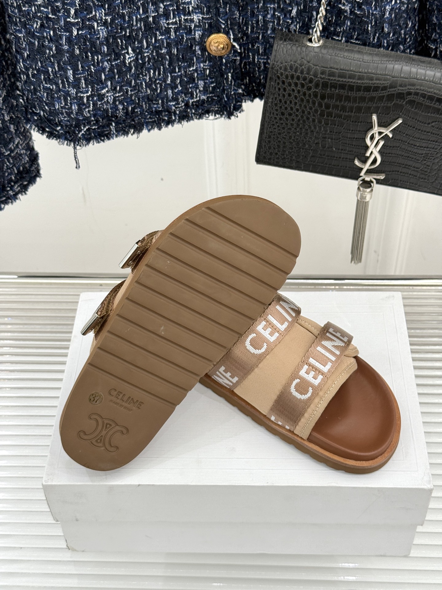 
CELINE/赛琳25W春夏新品
字母厚底懒人拖鞋
时髦精的夏日懒人刚需💫 
黑白棕三色经典耐看
厚底
