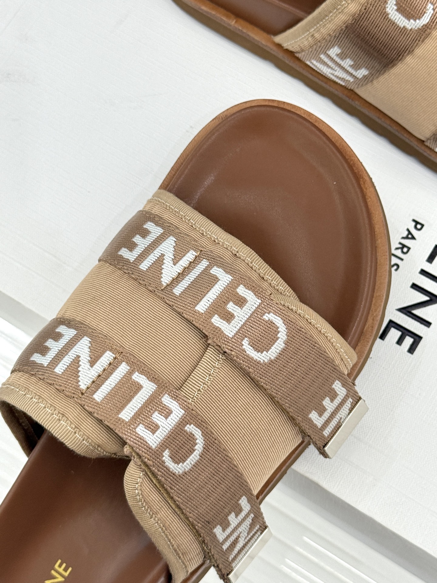 
CELINE/赛琳25W春夏新品
字母厚底懒人拖鞋
时髦精的夏日懒人刚需💫 
黑白棕三色经典耐看
厚底