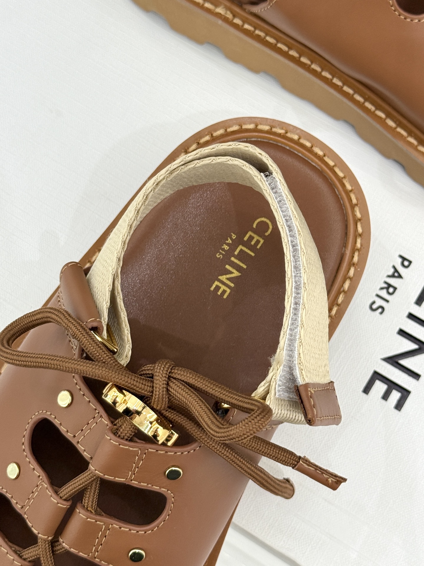 
CELINE/赛琳25W春夏新品
罗马镂空厚底凉鞋
编织镂空设计超透气
厚底增高又稳当
黑/白/棕三色