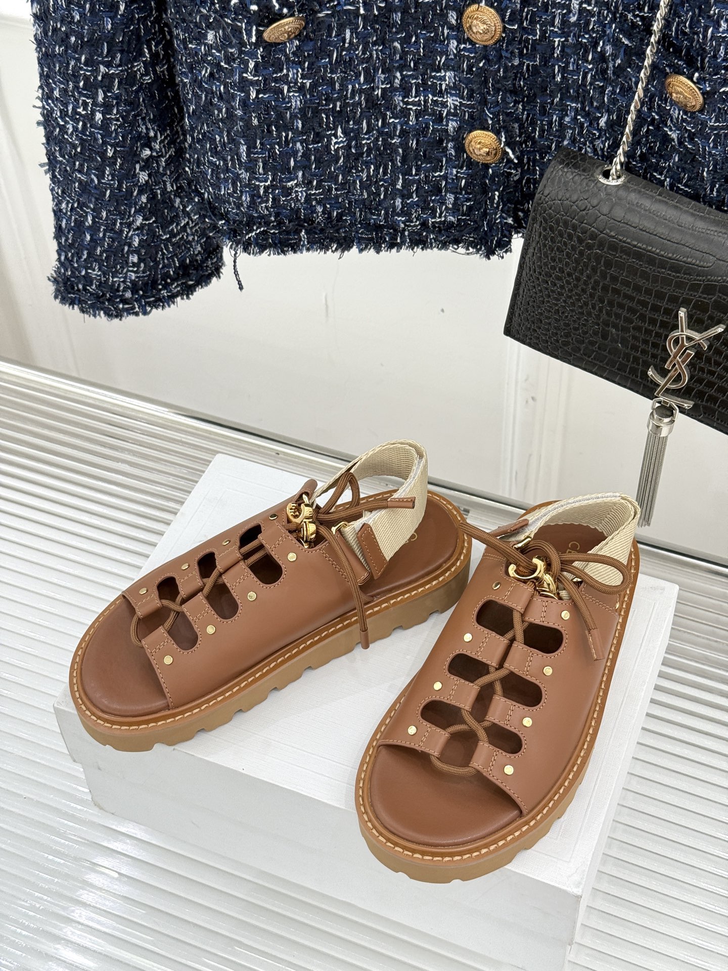 
CELINE/赛琳25W春夏新品
罗马镂空厚底凉鞋
编织镂空设计超透气
厚底增高又稳当
黑/白/棕三色