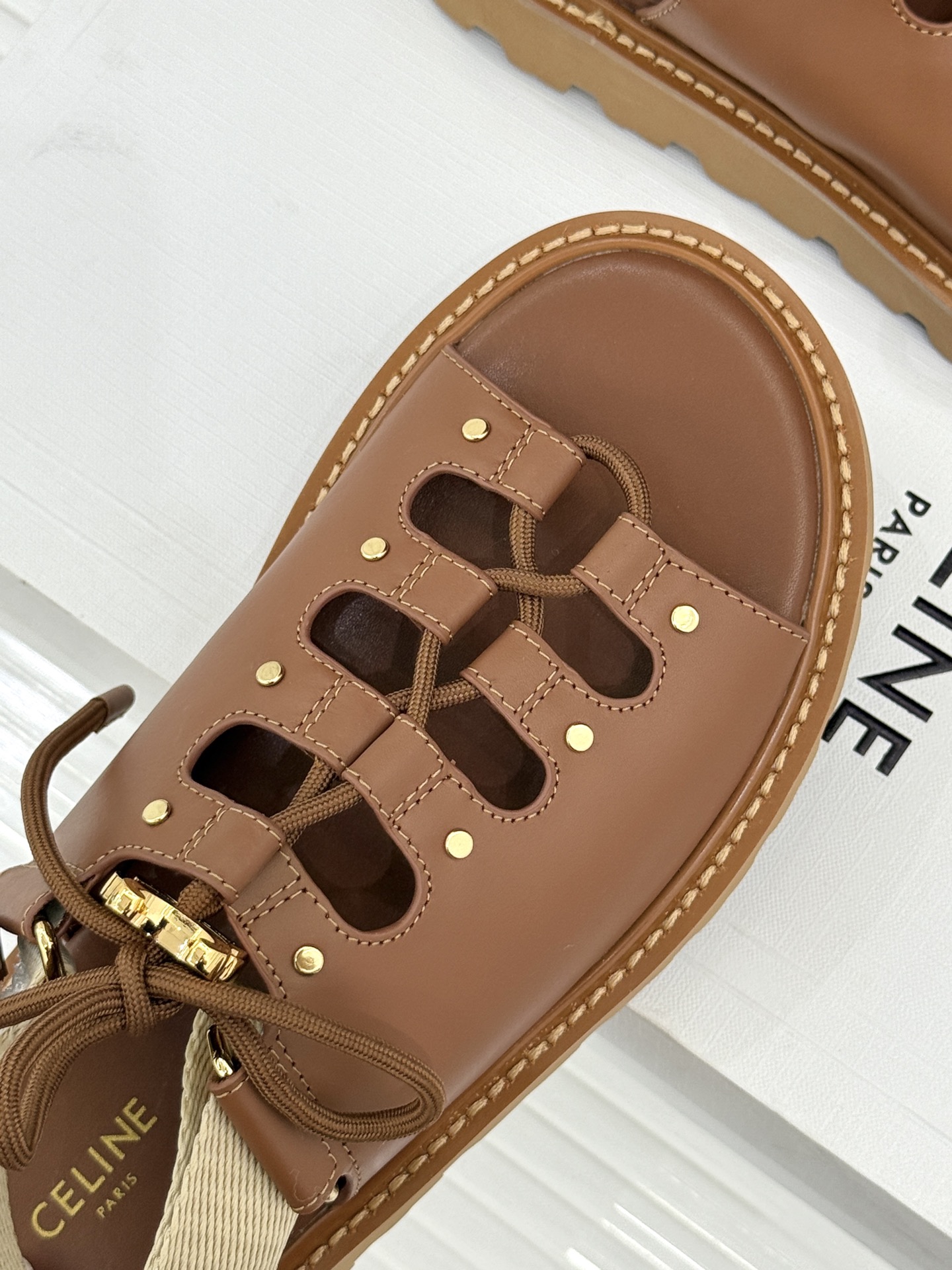 
CELINE/赛琳25W春夏新品
罗马镂空厚底凉鞋
编织镂空设计超透气
厚底增高又稳当
黑/白/棕三色