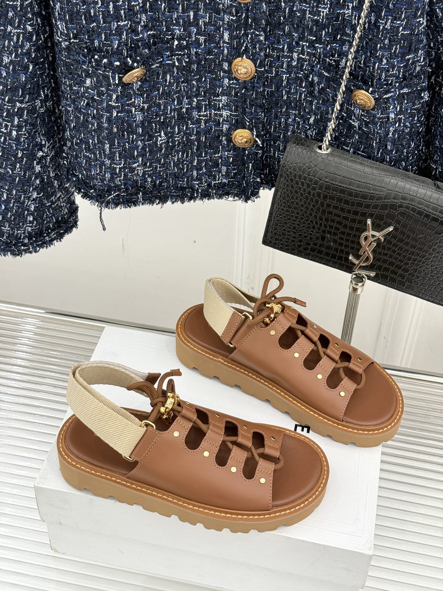 
CELINE/赛琳25W春夏新品
罗马镂空厚底凉鞋
编织镂空设计超透气
厚底增高又稳当
黑/白/棕三色
