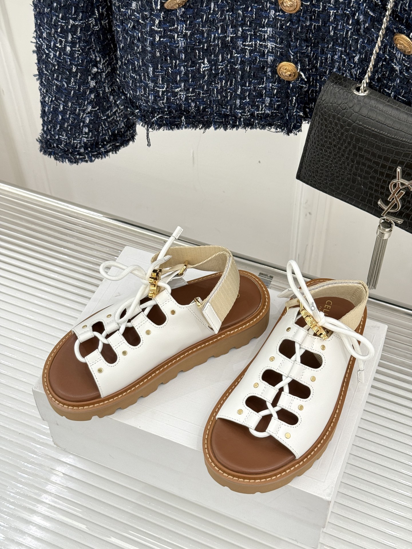 
CELINE/赛琳25W春夏新品
罗马镂空厚底凉鞋
编织镂空设计超透气
厚底增高又稳当
黑/白/棕三色
