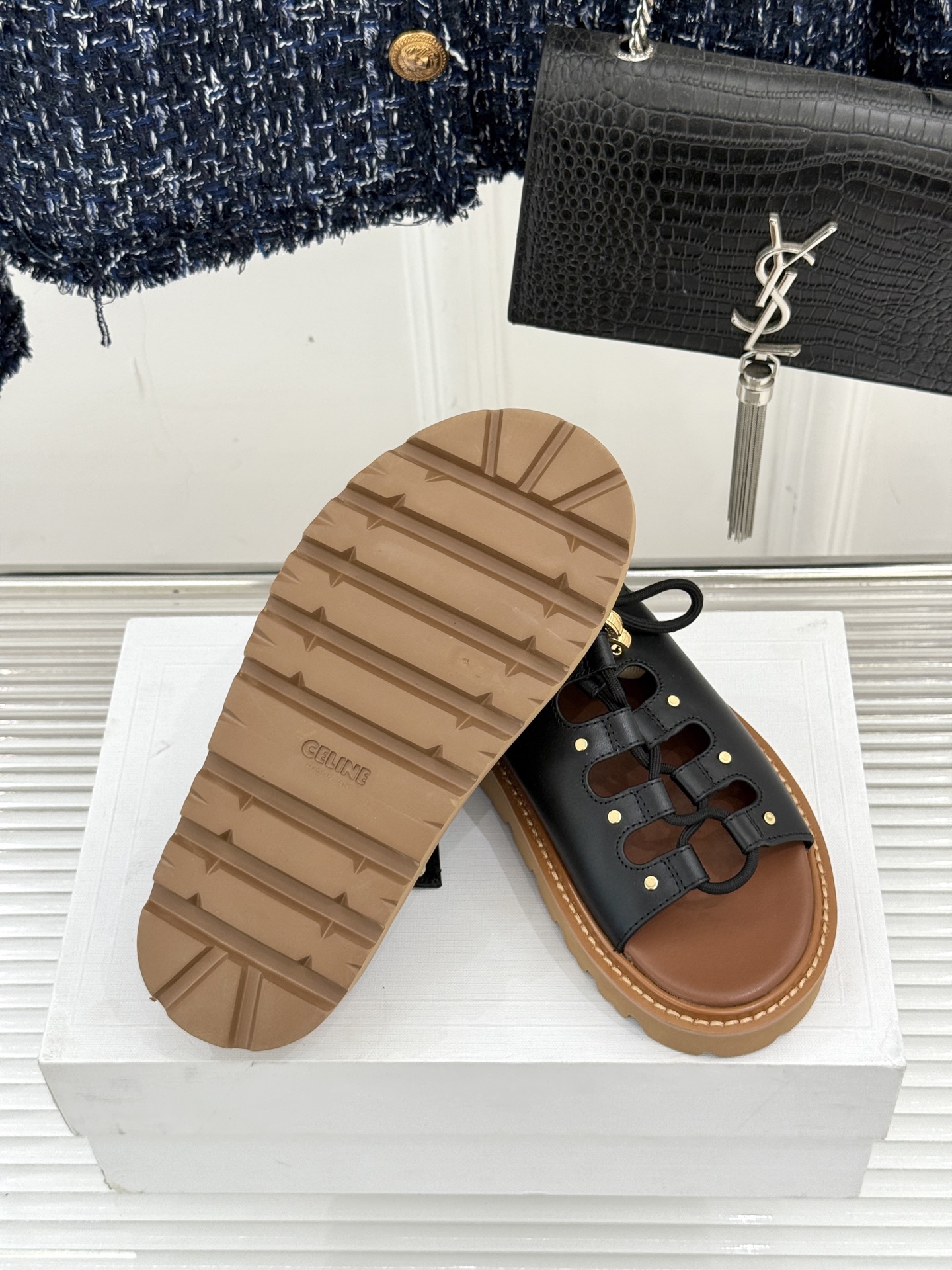 
CELINE/赛琳25W春夏新品
罗马镂空厚底凉鞋
编织镂空设计超透气
厚底增高又稳当
黑/白/棕三色