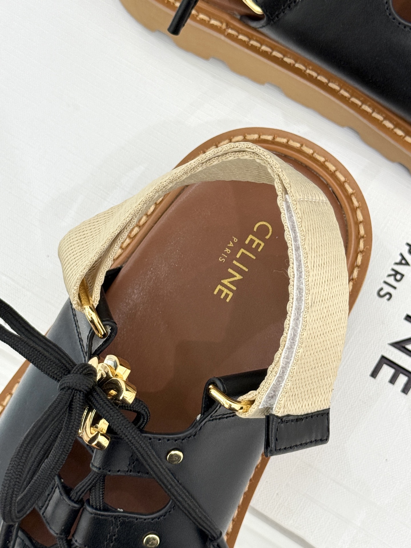
CELINE/赛琳25W春夏新品
罗马镂空厚底凉鞋
编织镂空设计超透气
厚底增高又稳当
黑/白/棕三色