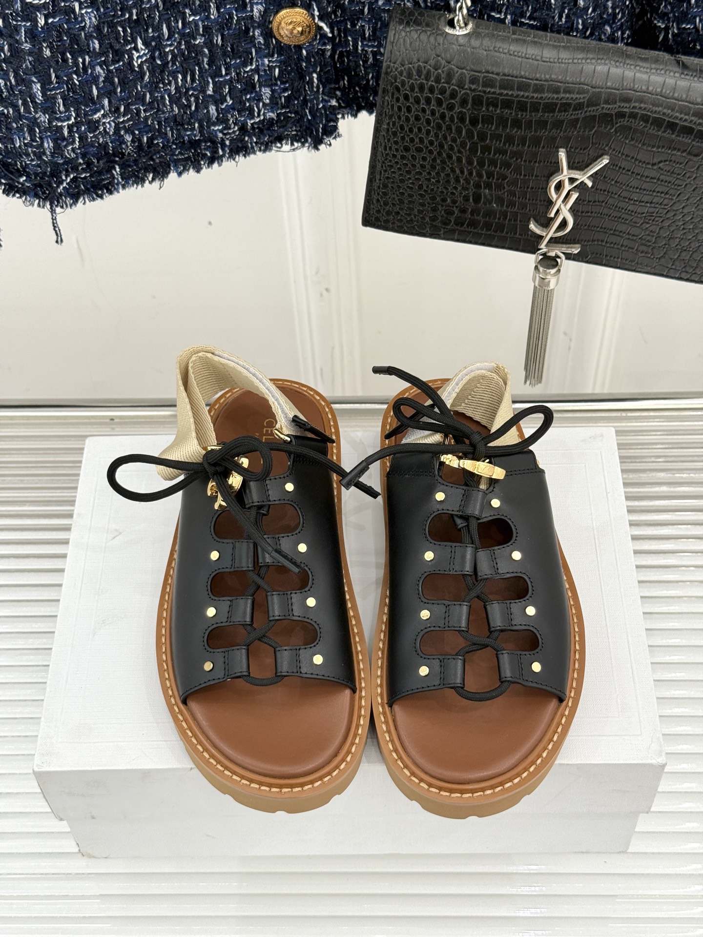 
CELINE/赛琳25W春夏新品
罗马镂空厚底凉鞋
编织镂空设计超透气
厚底增高又稳当
黑/白/棕三色