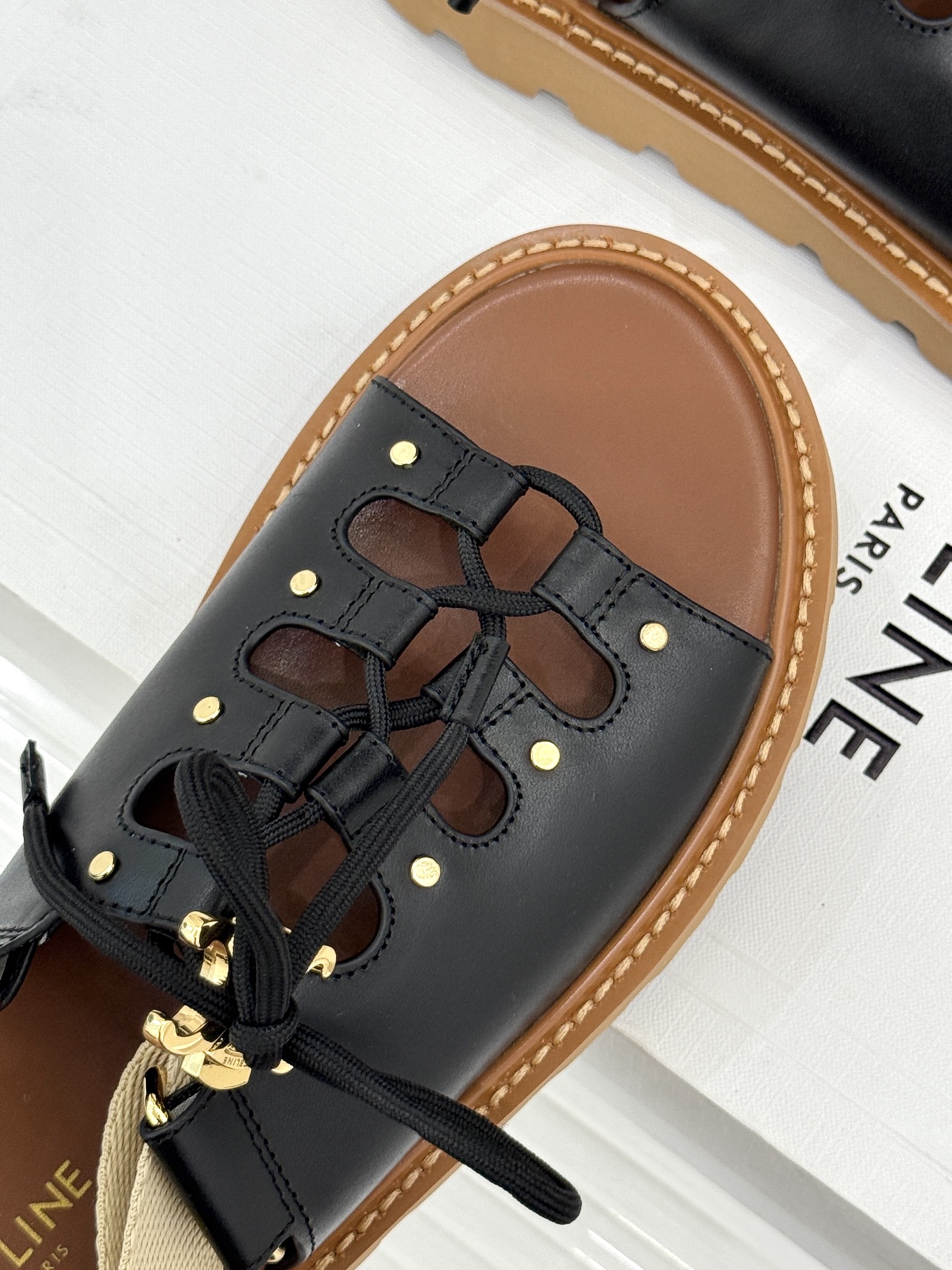 
CELINE/赛琳25W春夏新品
罗马镂空厚底凉鞋
编织镂空设计超透气
厚底增高又稳当
黑/白/棕三色