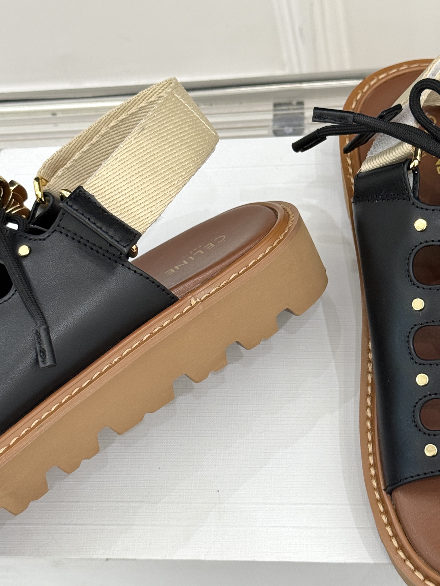 
CELINE/赛琳25W春夏新品
罗马镂空厚底凉鞋
编织镂空设计超透气
厚底增高又稳当
黑/白/棕三色
