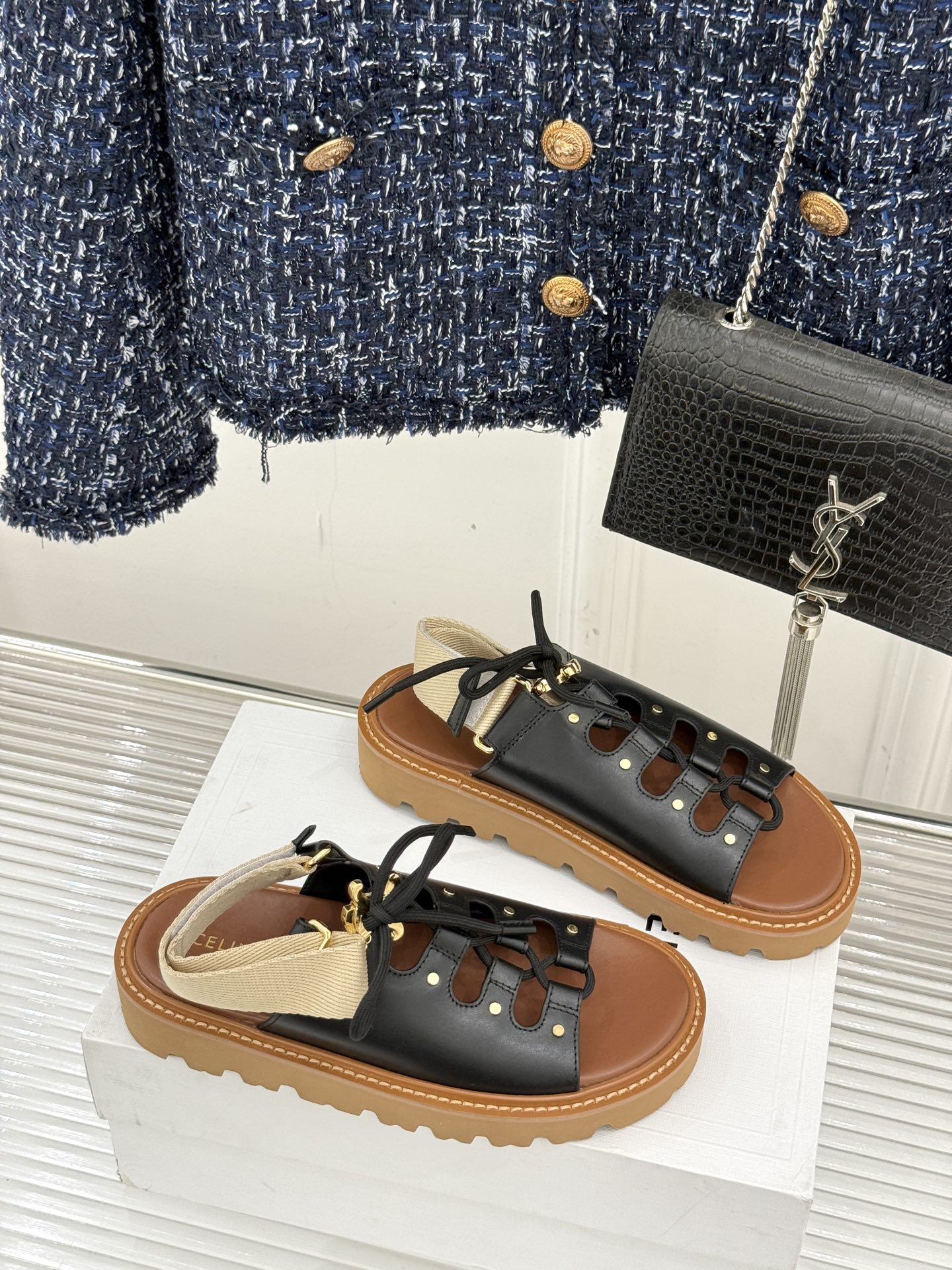 
CELINE/赛琳25W春夏新品
罗马镂空厚底凉鞋
编织镂空设计超透气
厚底增高又稳当
黑/白/棕三色