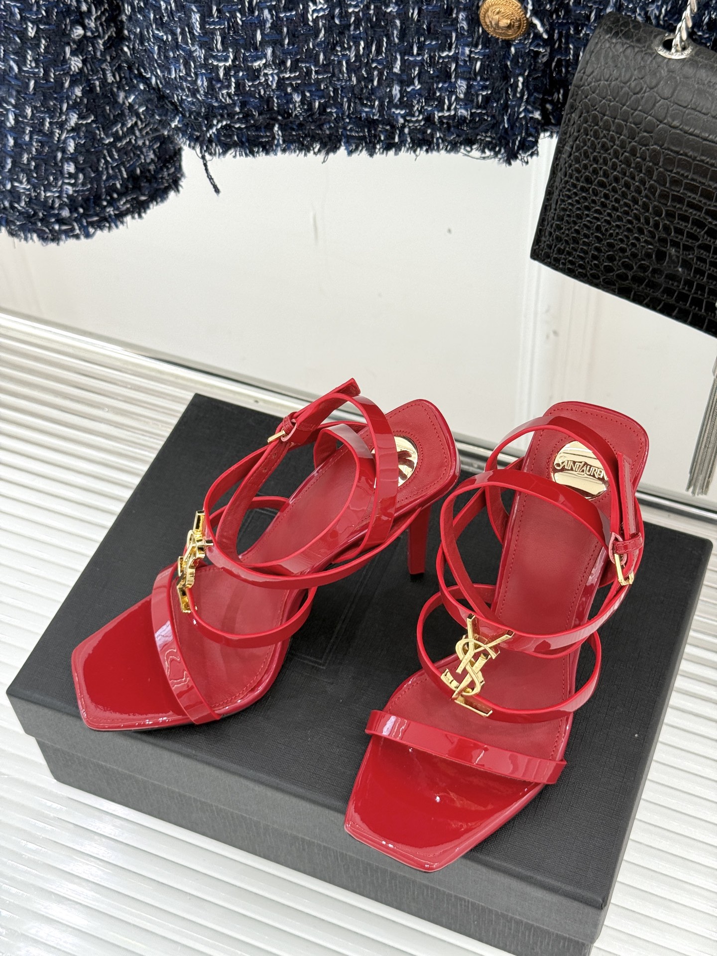 
Saint Lauren*YSL圣罗兰经典高跟凉鞋
这款凉鞋绝对是我鞋柜里的颜值担当。
醒目的YSL金