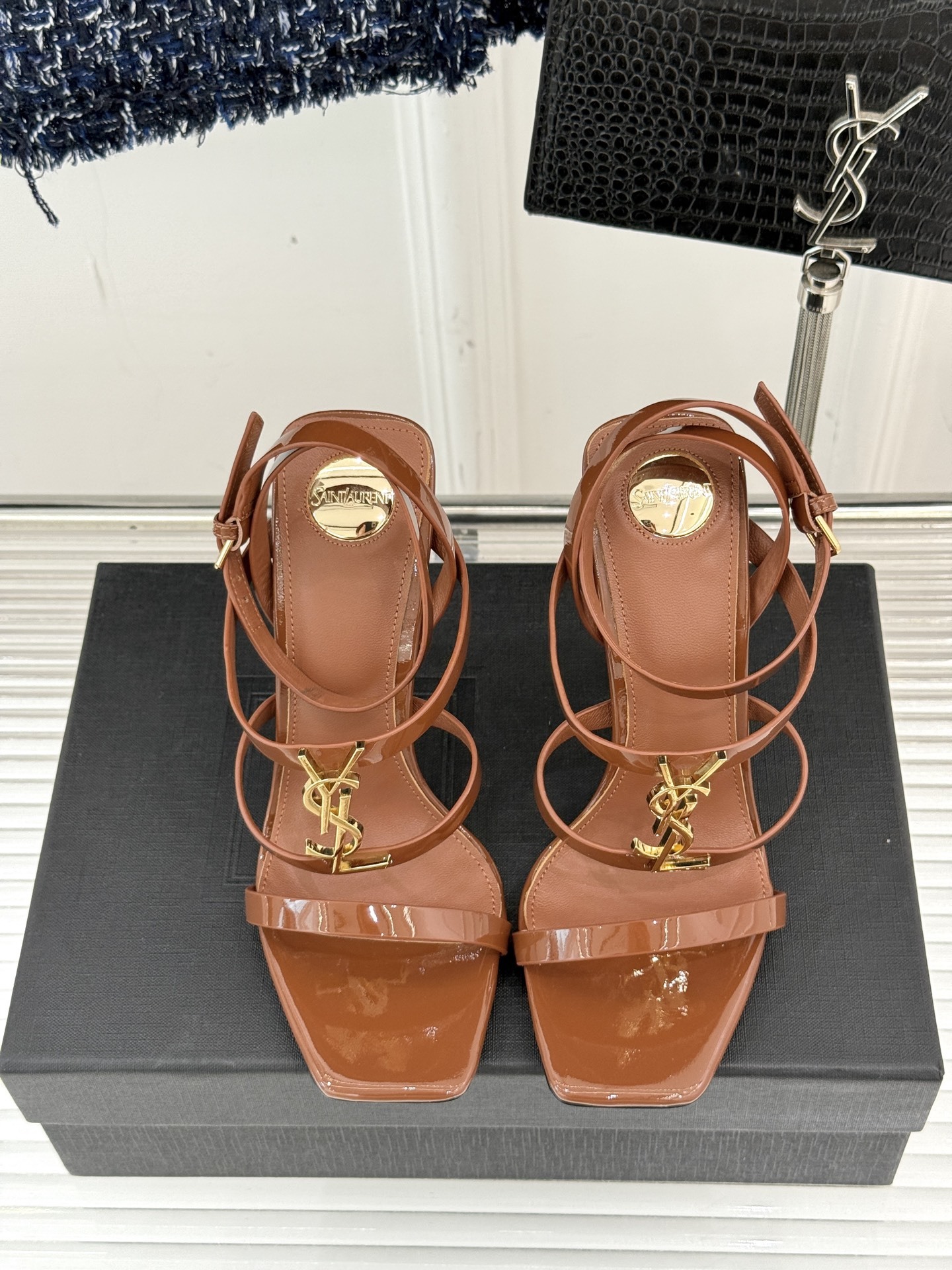 Saint Lauren*YSL圣罗兰经典高跟凉鞋
这款凉鞋绝对是我鞋柜里的颜值担当。
醒目的YSL金