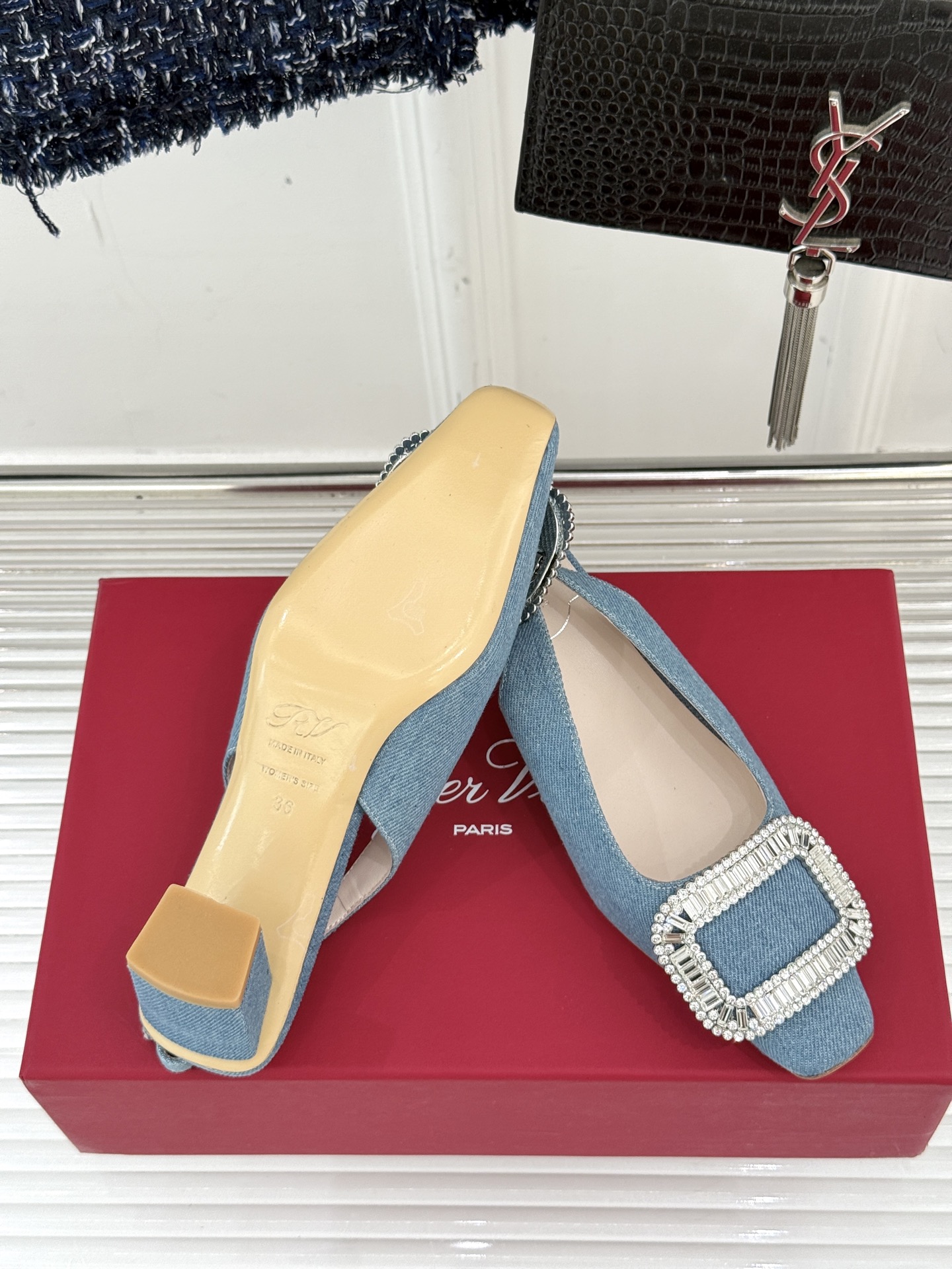
Roger Vivier｜RV经典水钻大方扣
粗跟后空凉鞋
经典水钻方扣设计自带高光滤镜✨ 
方头+粗