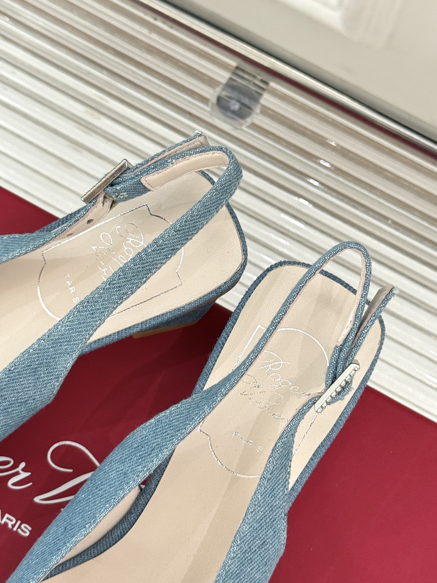 
Roger Vivier｜RV经典水钻大方扣
粗跟后空凉鞋
经典水钻方扣设计自带高光滤镜✨ 
方头+粗