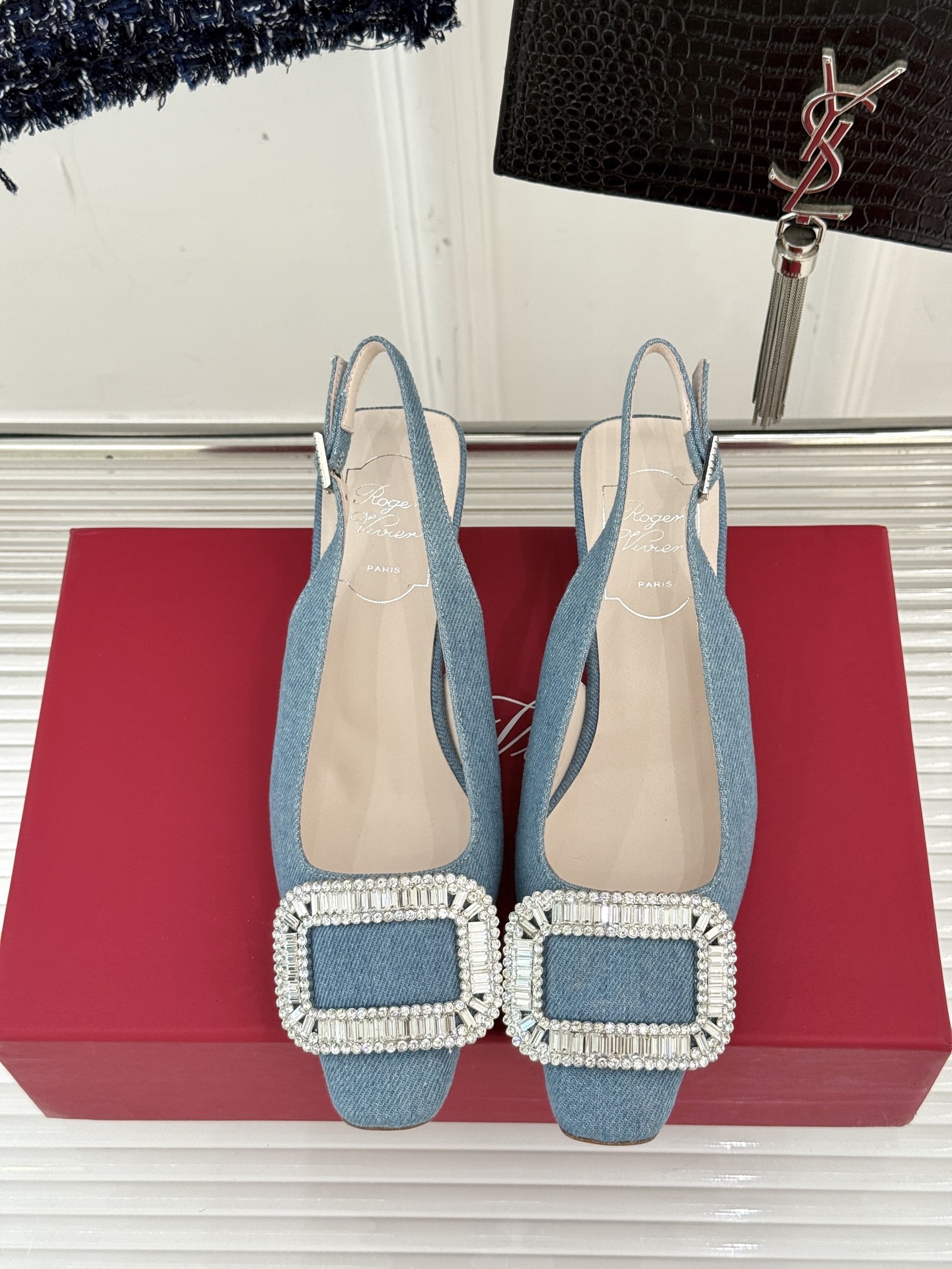 
Roger Vivier｜RV经典水钻大方扣
粗跟后空凉鞋
经典水钻方扣设计自带高光滤镜✨ 
方头+粗