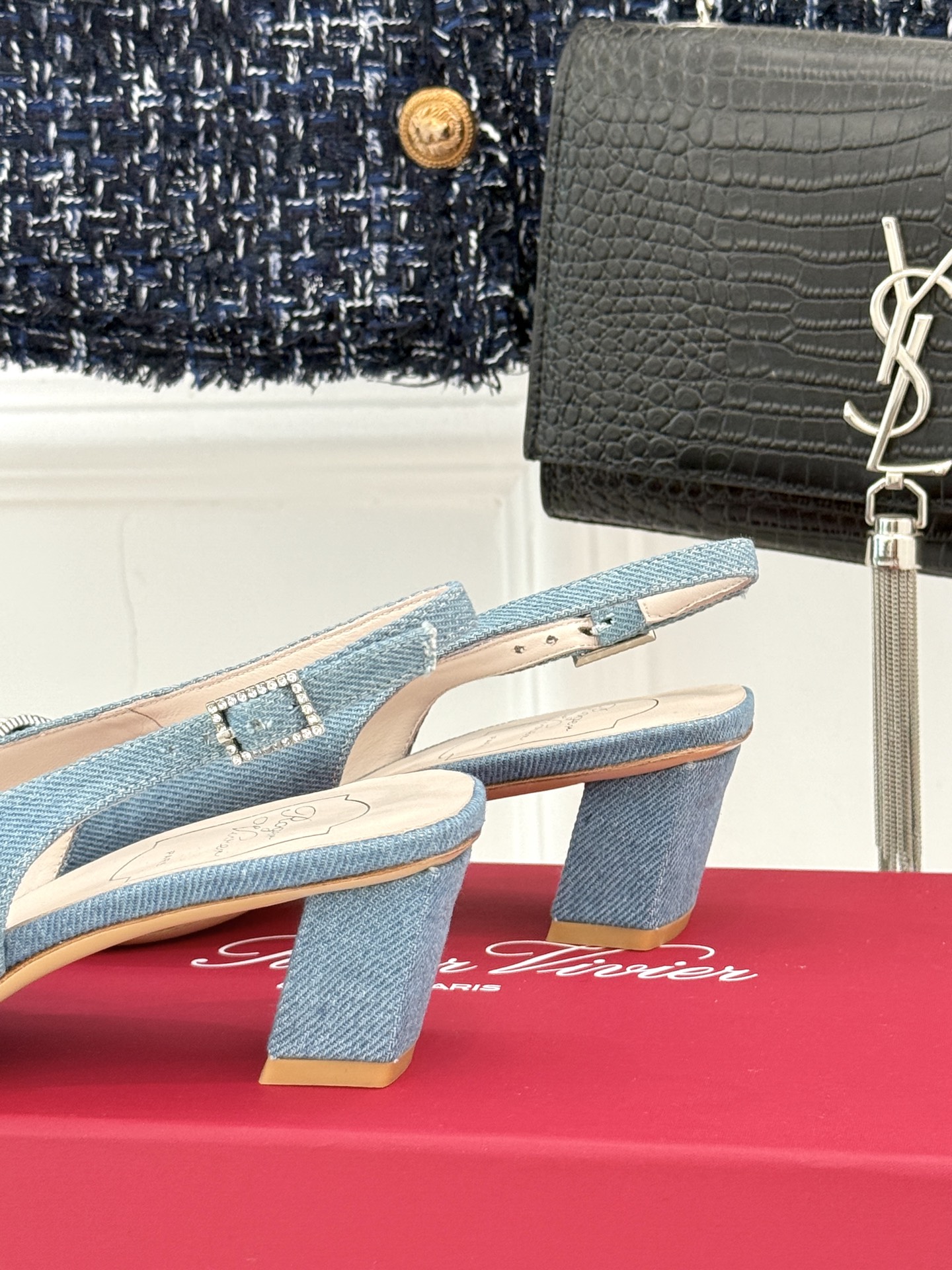 
Roger Vivier｜RV经典水钻大方扣
粗跟后空凉鞋
经典水钻方扣设计自带高光滤镜✨ 
方头+粗
