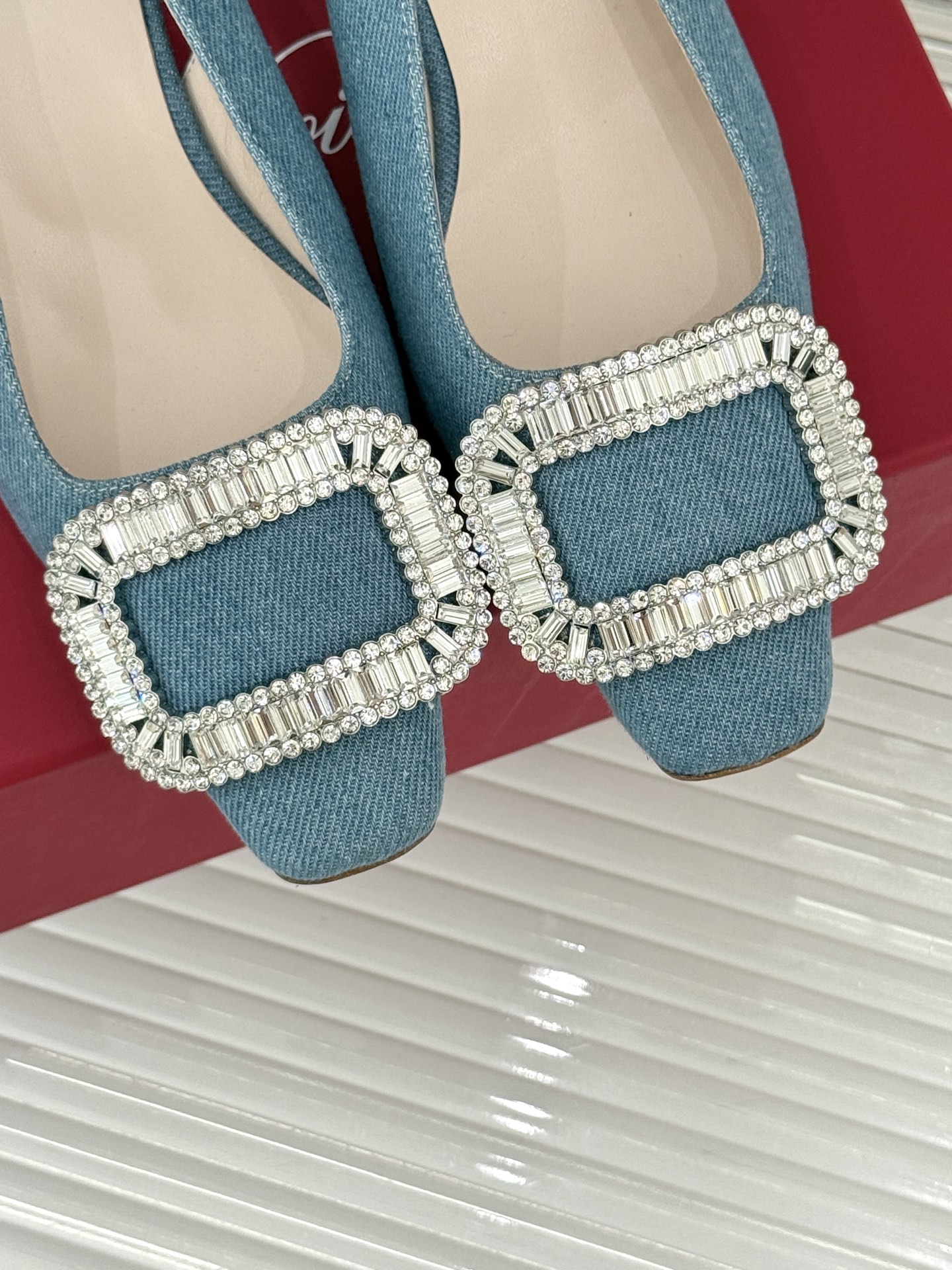 
Roger Vivier｜RV经典水钻大方扣
粗跟后空凉鞋
经典水钻方扣设计自带高光滤镜✨ 
方头+粗