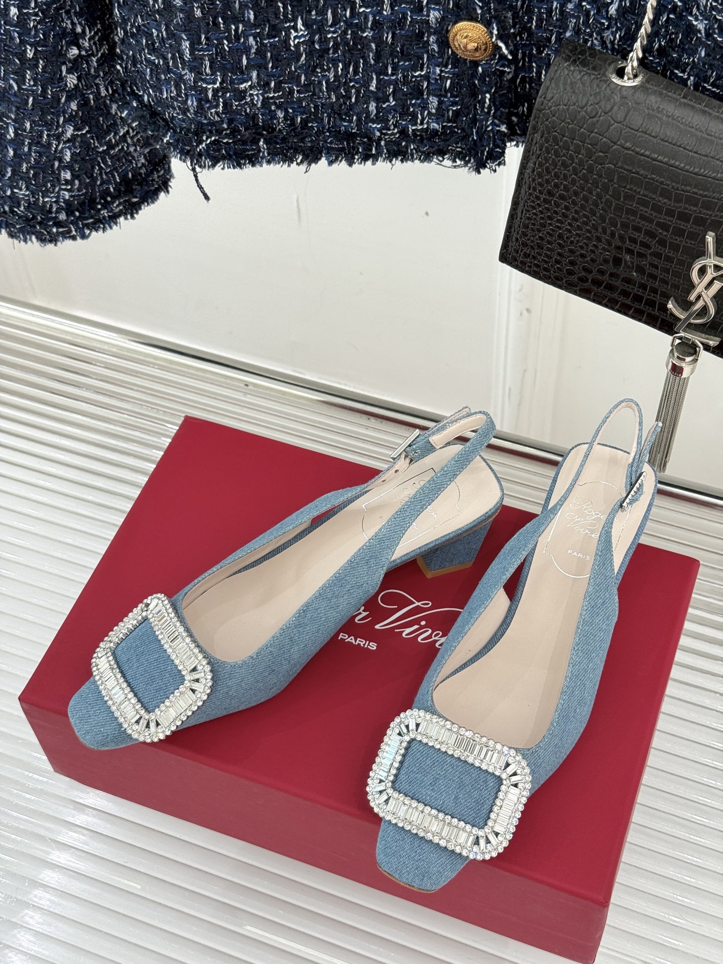 
Roger Vivier｜RV经典水钻大方扣
粗跟后空凉鞋
经典水钻方扣设计自带高光滤镜✨ 
方头+粗