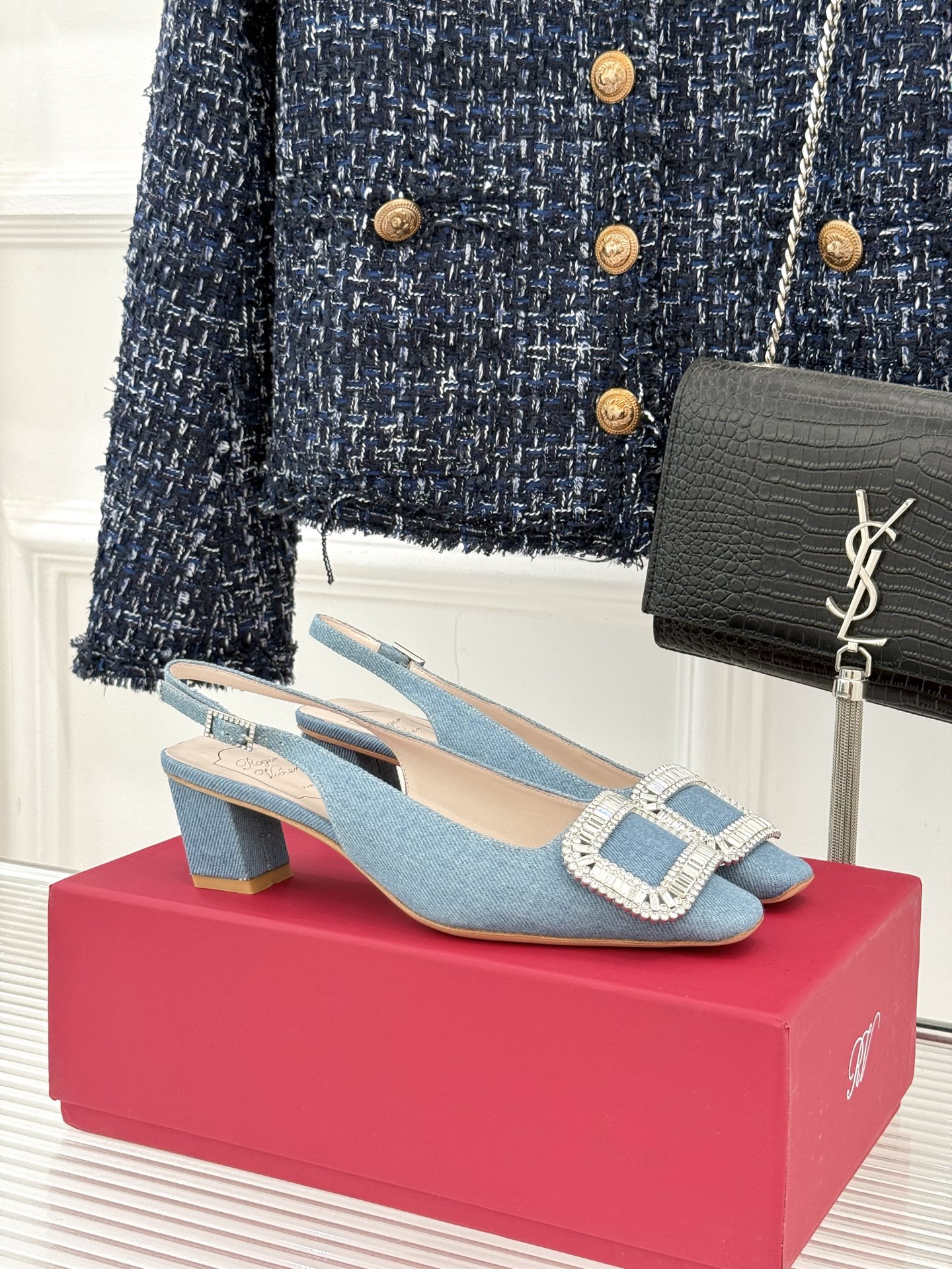 
Roger Vivier｜RV经典水钻大方扣
粗跟后空凉鞋
经典水钻方扣设计自带高光滤镜✨ 
方头+粗
