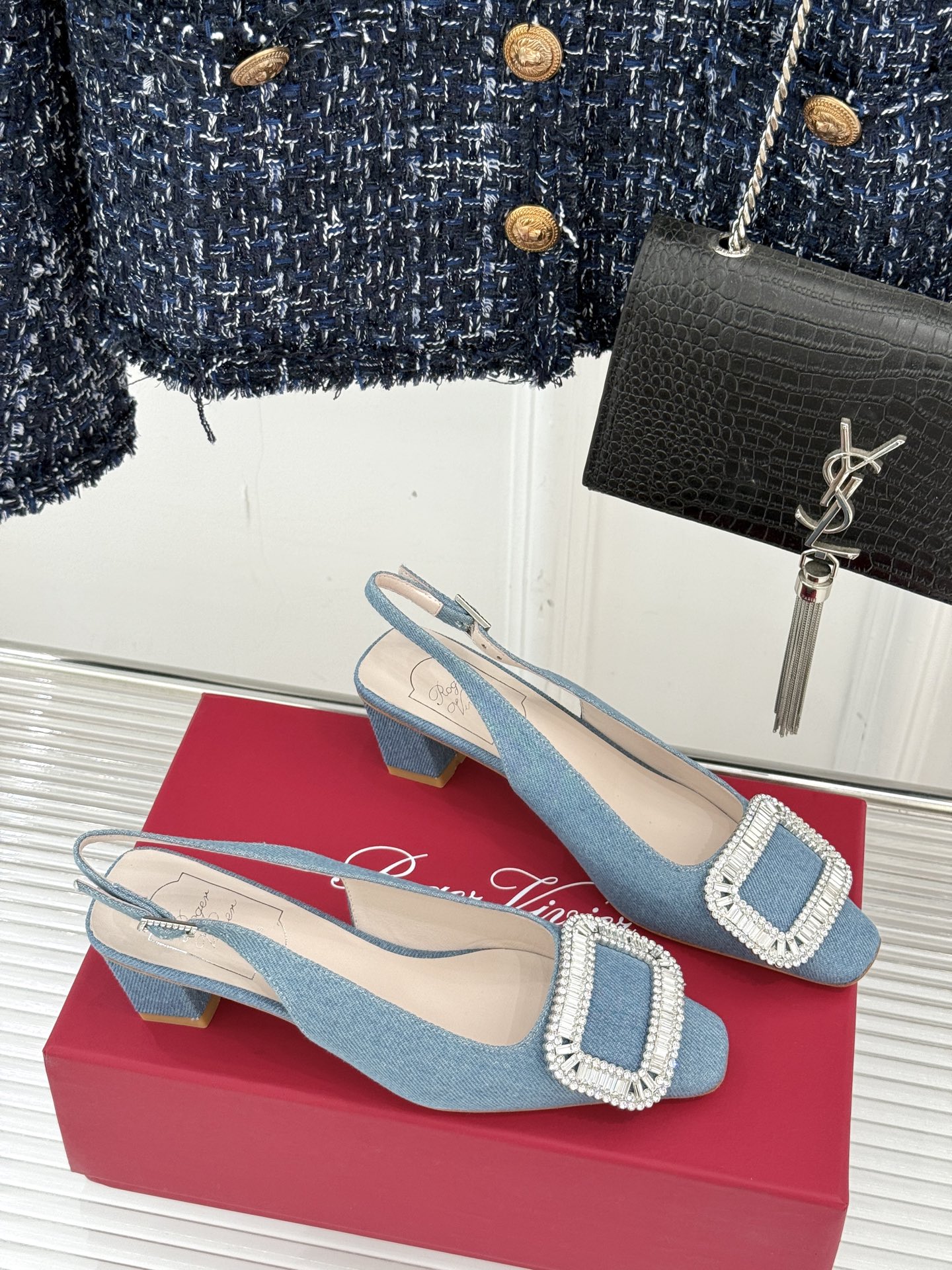 
Roger Vivier｜RV经典水钻大方扣
粗跟后空凉鞋
经典水钻方扣设计自带高光滤镜✨ 
方头+粗