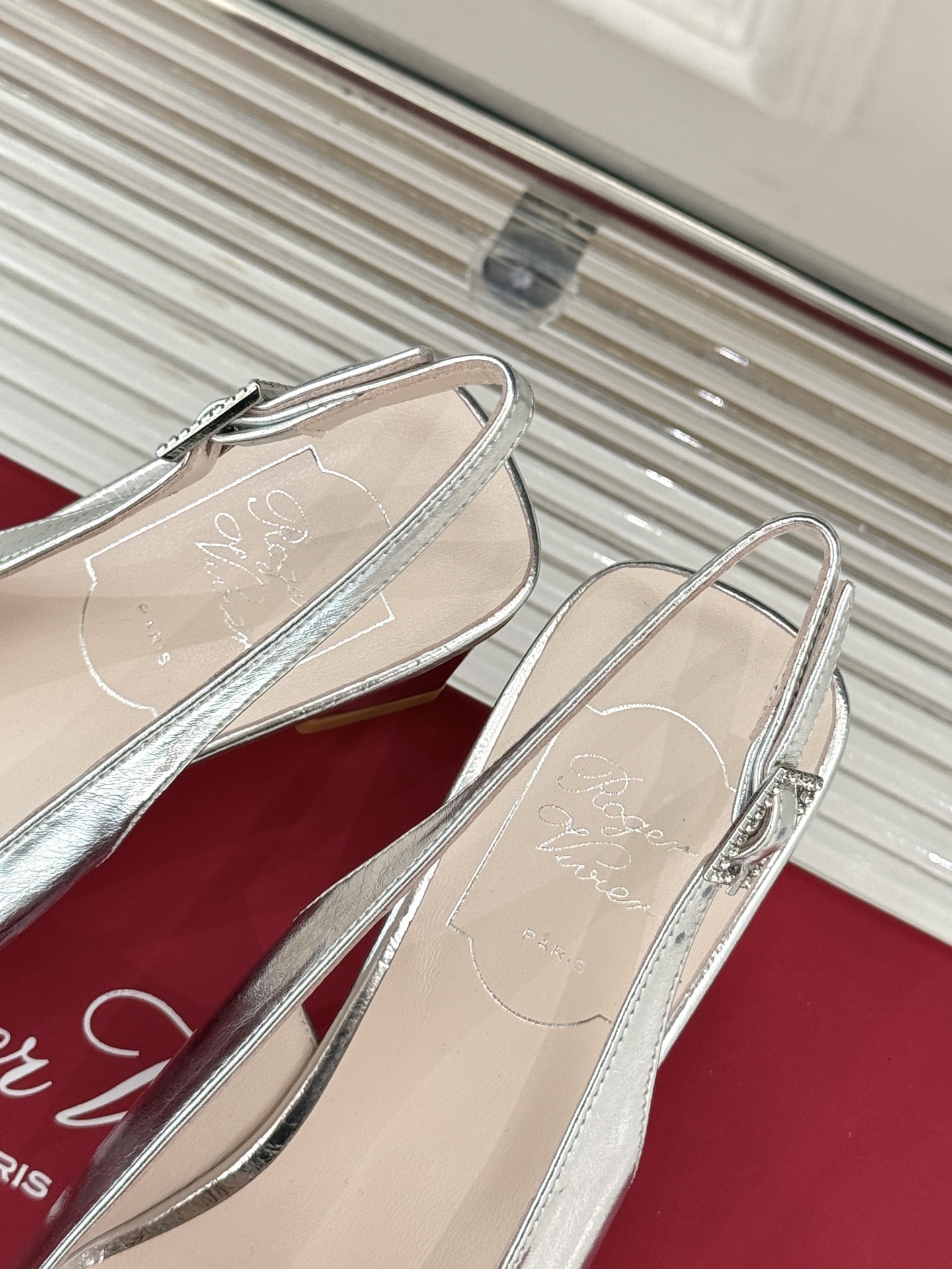 
Roger Vivier｜RV经典水钻大方扣
粗跟后空凉鞋
经典水钻方扣设计自带高光滤镜✨ 
方头+粗