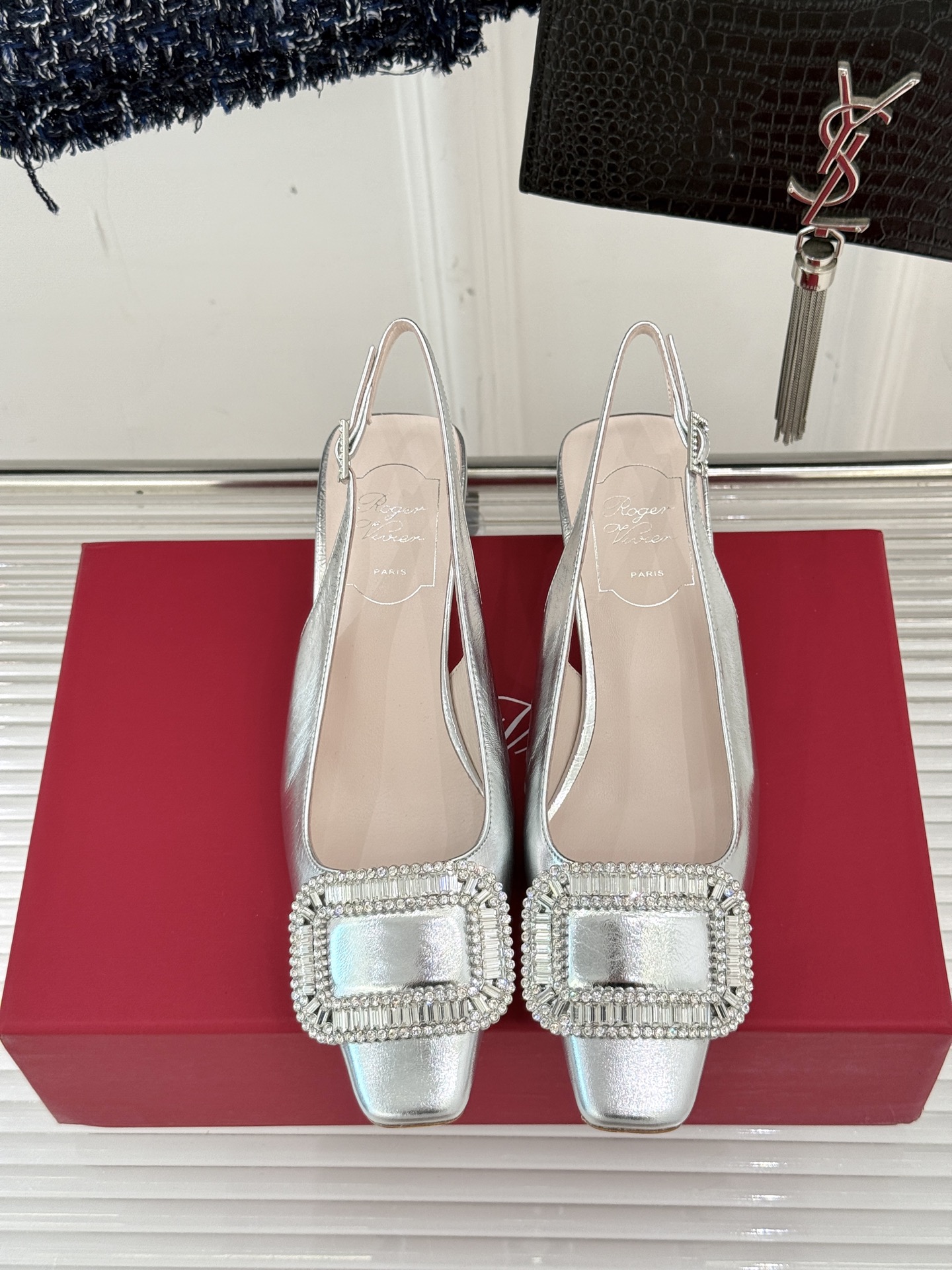 
Roger Vivier｜RV经典水钻大方扣
粗跟后空凉鞋
经典水钻方扣设计自带高光滤镜✨ 
方头+粗