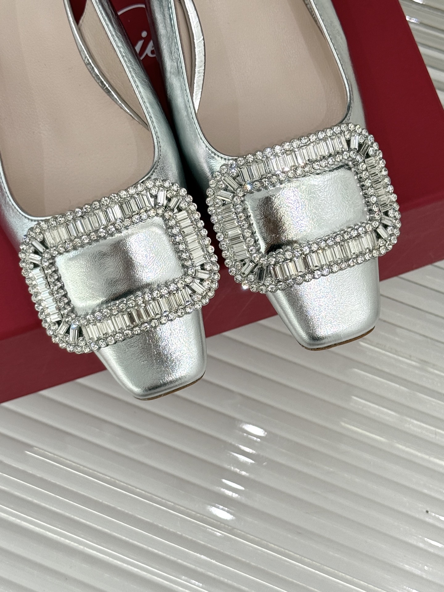 
Roger Vivier｜RV经典水钻大方扣
粗跟后空凉鞋
经典水钻方扣设计自带高光滤镜✨ 
方头+粗