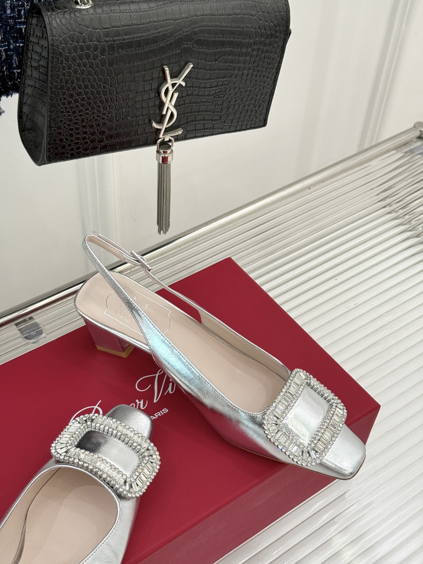 
Roger Vivier｜RV经典水钻大方扣
粗跟后空凉鞋
经典水钻方扣设计自带高光滤镜✨ 
方头+粗