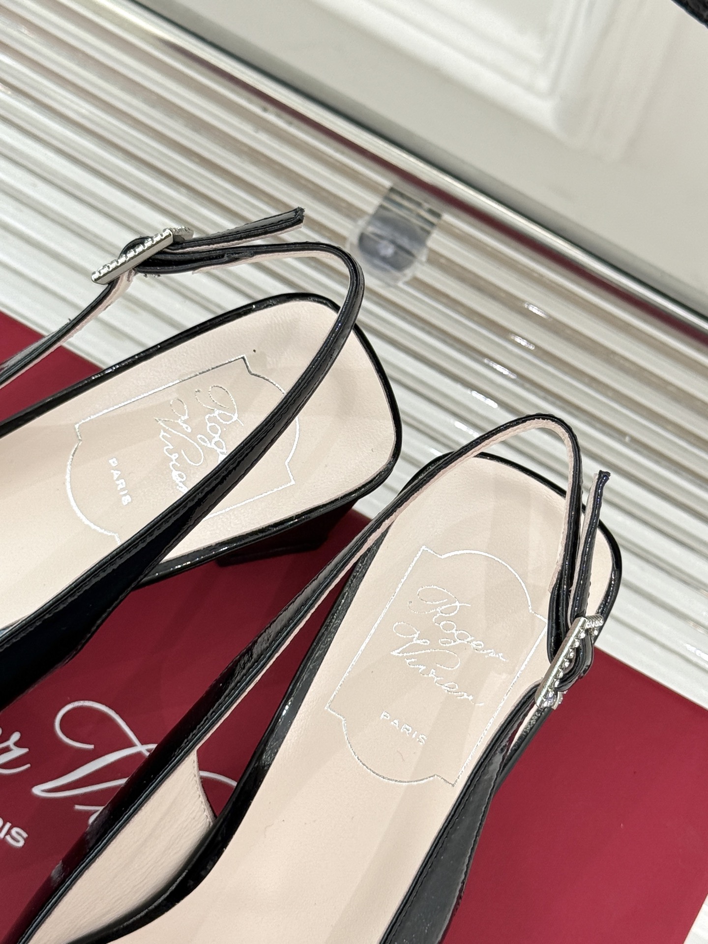 
Roger Vivier｜RV经典水钻大方扣
粗跟后空凉鞋
经典水钻方扣设计自带高光滤镜✨ 
方头+粗