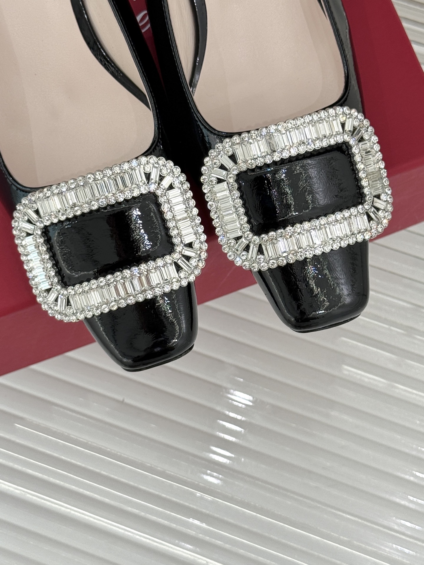 
Roger Vivier｜RV经典水钻大方扣
粗跟后空凉鞋
经典水钻方扣设计自带高光滤镜✨ 
方头+粗