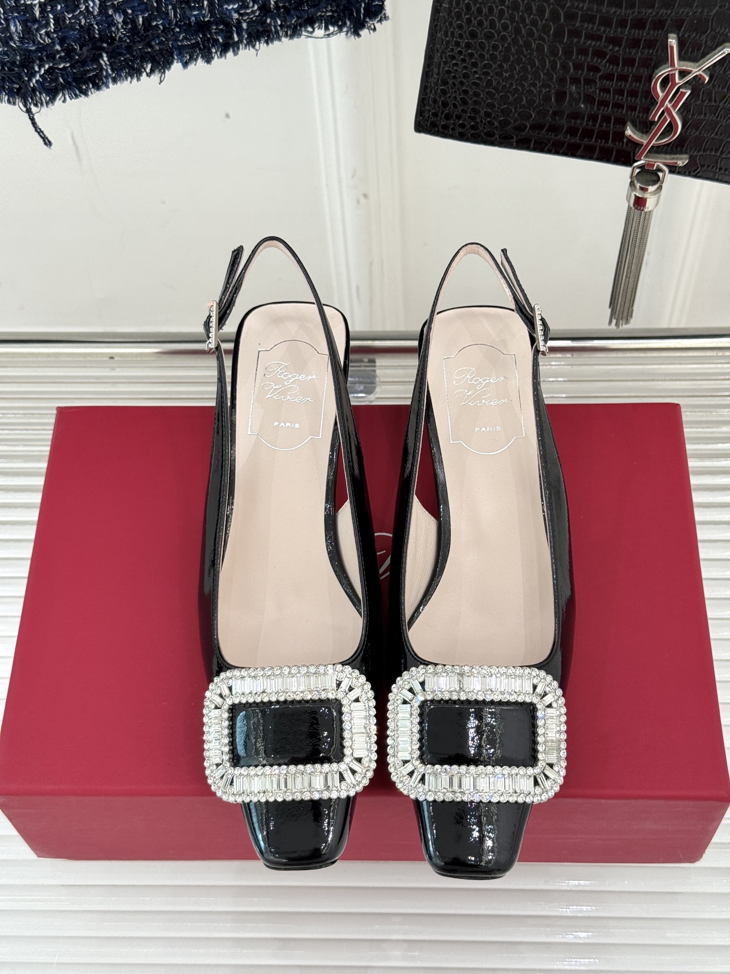 
Roger Vivier｜RV经典水钻大方扣
粗跟后空凉鞋
经典水钻方扣设计自带高光滤镜✨ 
方头+粗