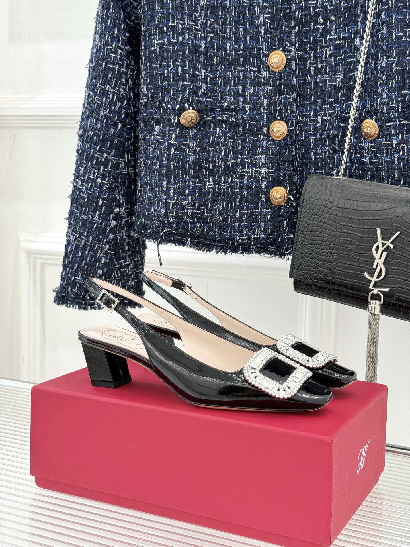 
Roger Vivier｜RV经典水钻大方扣
粗跟后空凉鞋
经典水钻方扣设计自带高光滤镜✨ 
方头+粗
