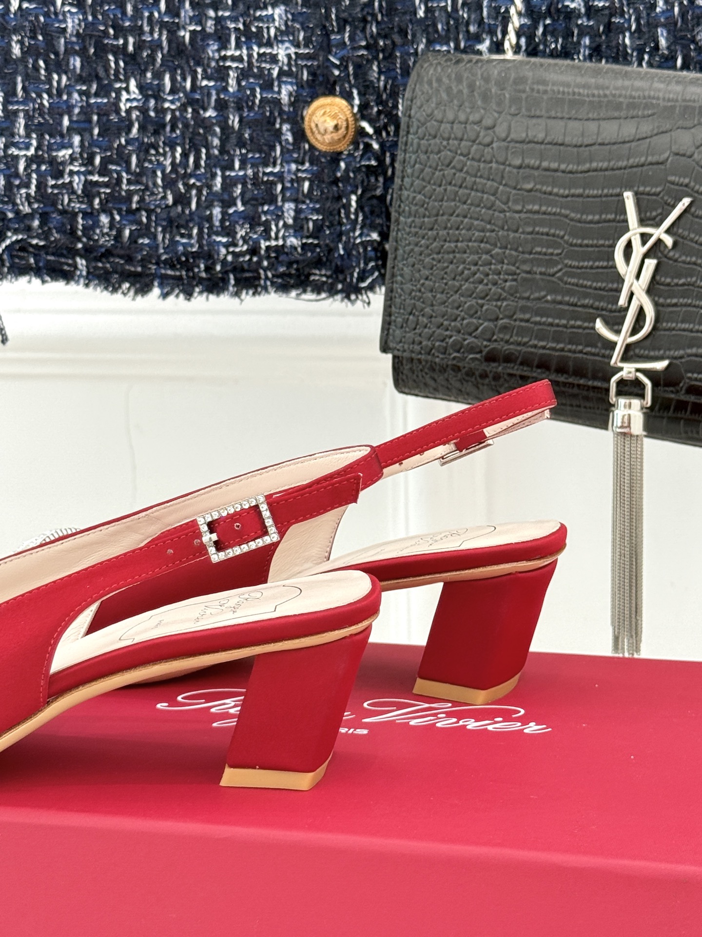 
Roger Vivier｜RV经典水钻大方扣
粗跟后空凉鞋
经典水钻方扣设计自带高光滤镜✨ 
方头+粗