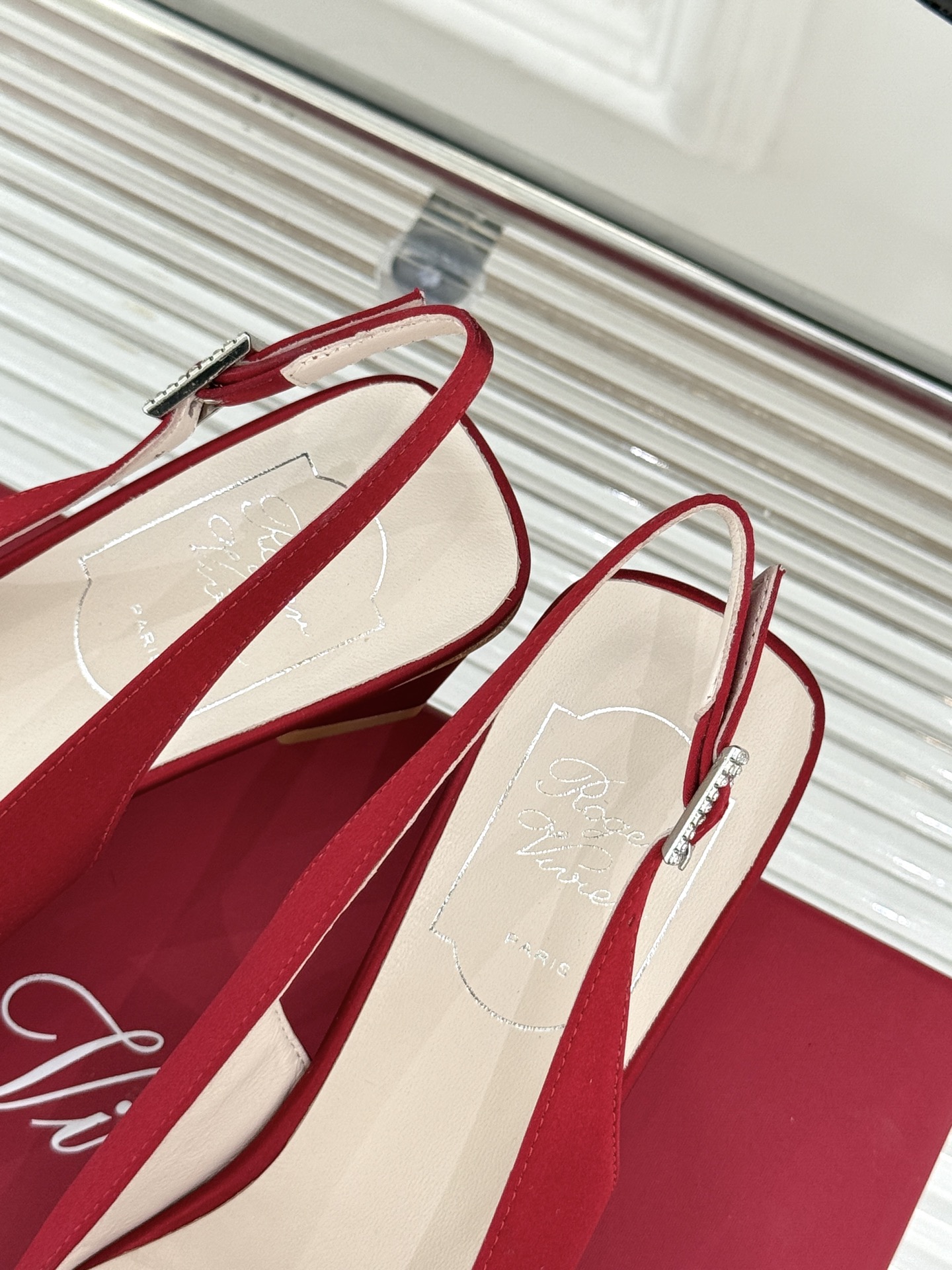 
Roger Vivier｜RV经典水钻大方扣
粗跟后空凉鞋
经典水钻方扣设计自带高光滤镜✨ 
方头+粗