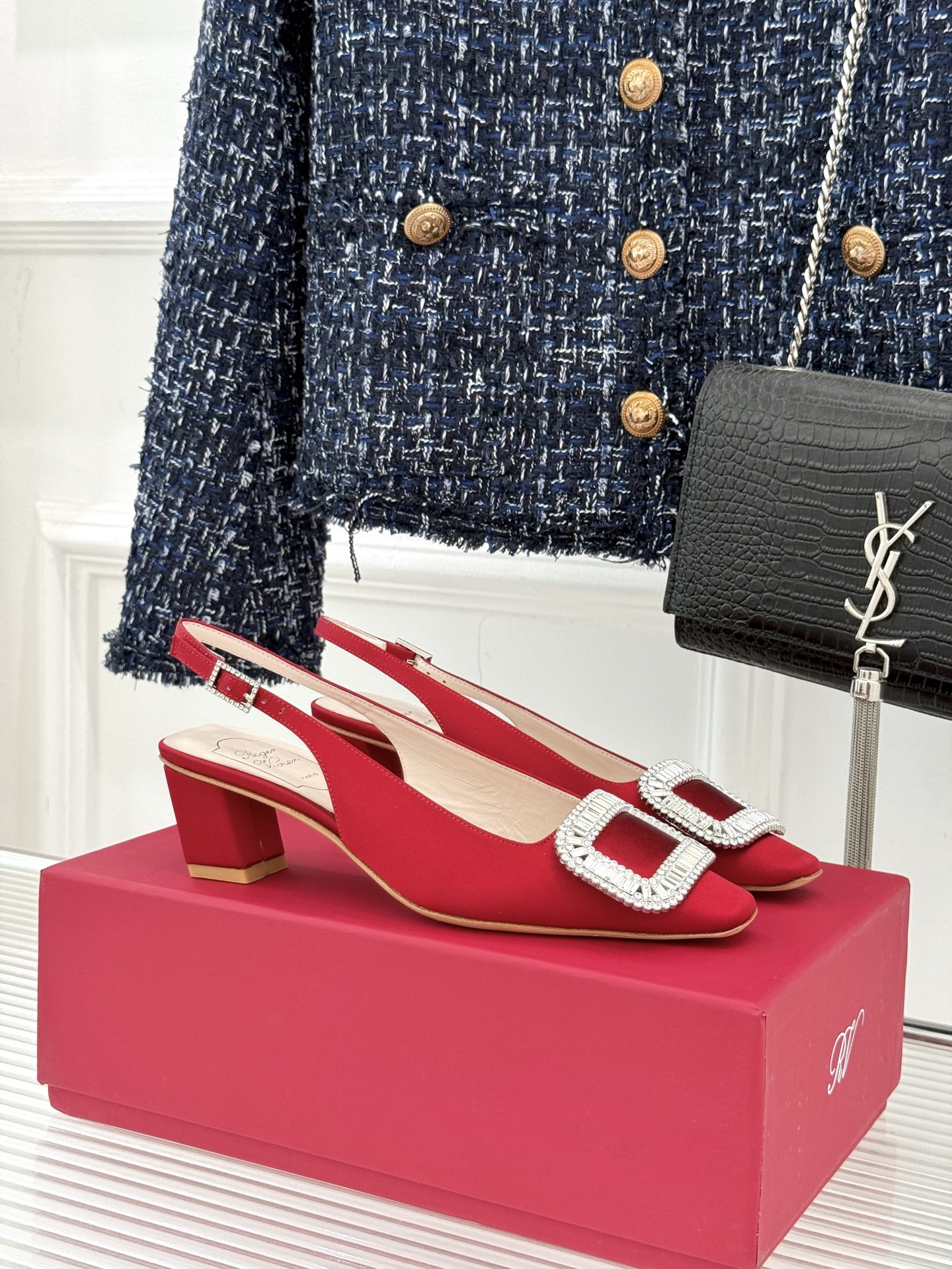 
Roger Vivier｜RV经典水钻大方扣
粗跟后空凉鞋
经典水钻方扣设计自带高光滤镜✨ 
方头+粗