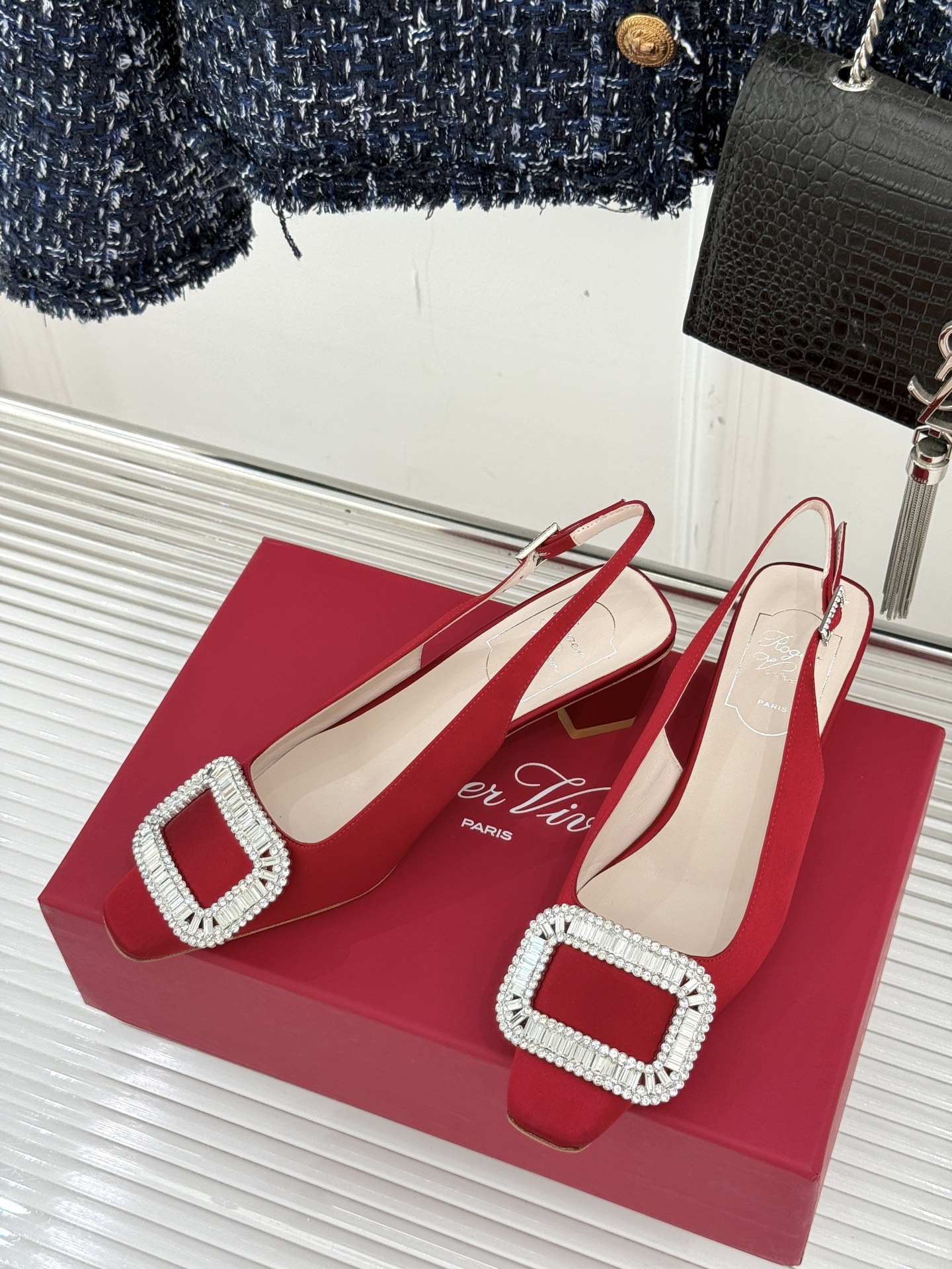 
Roger Vivier｜RV经典水钻大方扣
粗跟后空凉鞋
经典水钻方扣设计自带高光滤镜✨ 
方头+粗