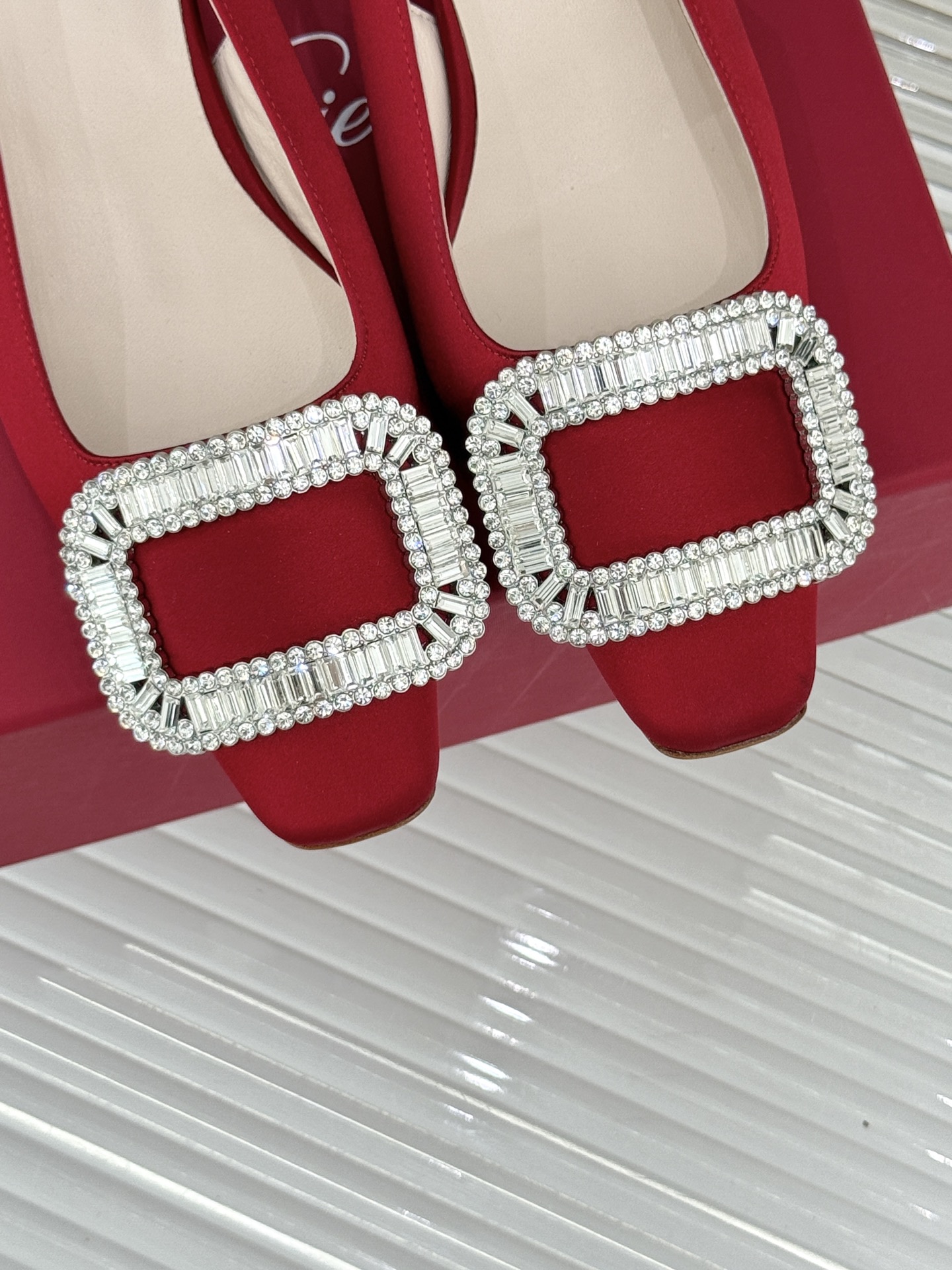
Roger Vivier｜RV经典水钻大方扣
粗跟后空凉鞋
经典水钻方扣设计自带高光滤镜✨ 
方头+粗