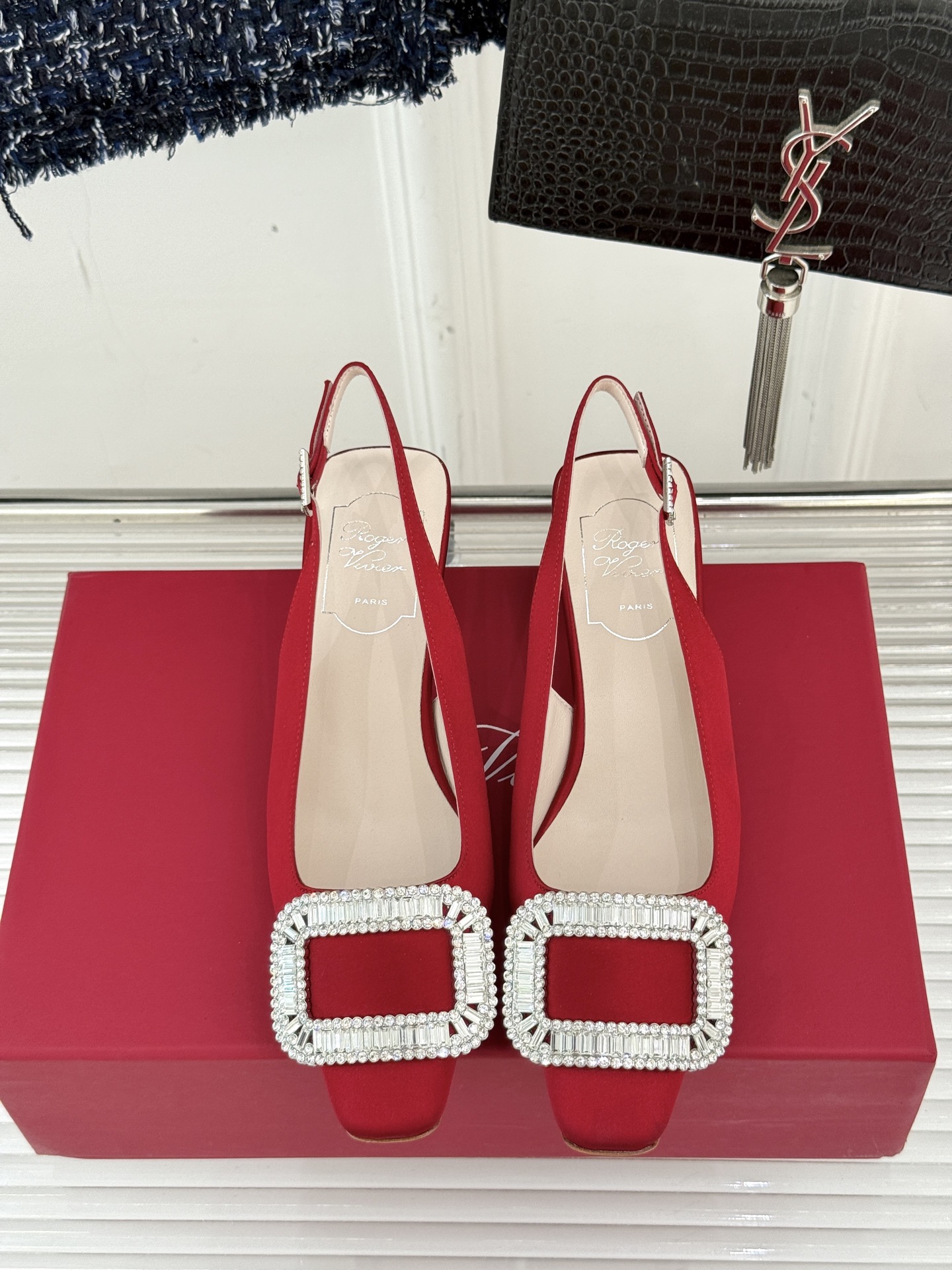 
Roger Vivier｜RV经典水钻大方扣
粗跟后空凉鞋
经典水钻方扣设计自带高光滤镜✨ 
方头+粗