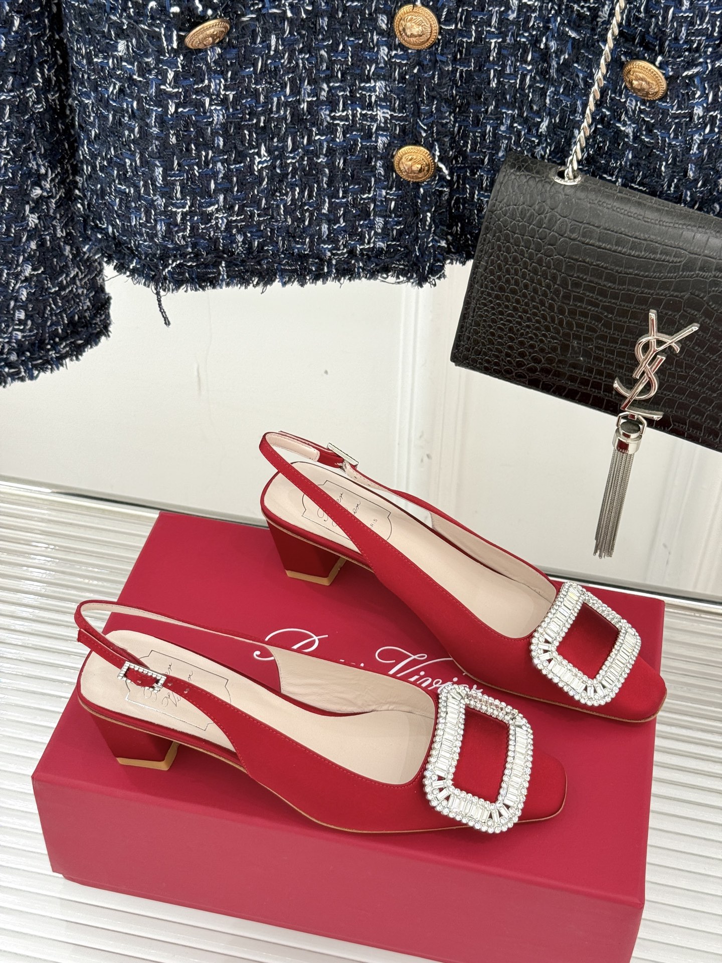 
Roger Vivier｜RV经典水钻大方扣
粗跟后空凉鞋
经典水钻方扣设计自带高光滤镜✨ 
方头+粗