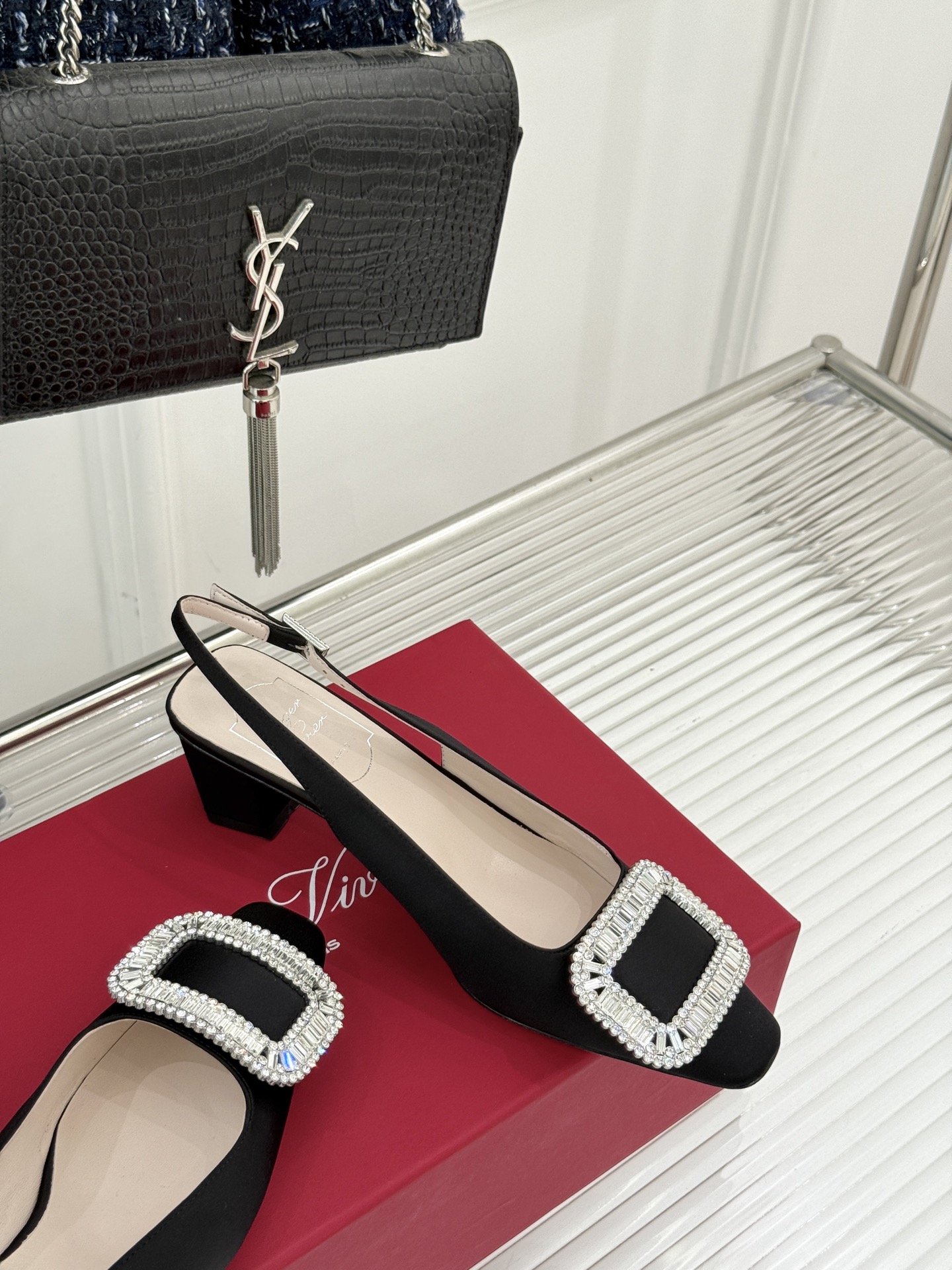
Roger Vivier｜RV经典水钻大方扣
粗跟后空凉鞋
经典水钻方扣设计自带高光滤镜✨ 
方头+粗