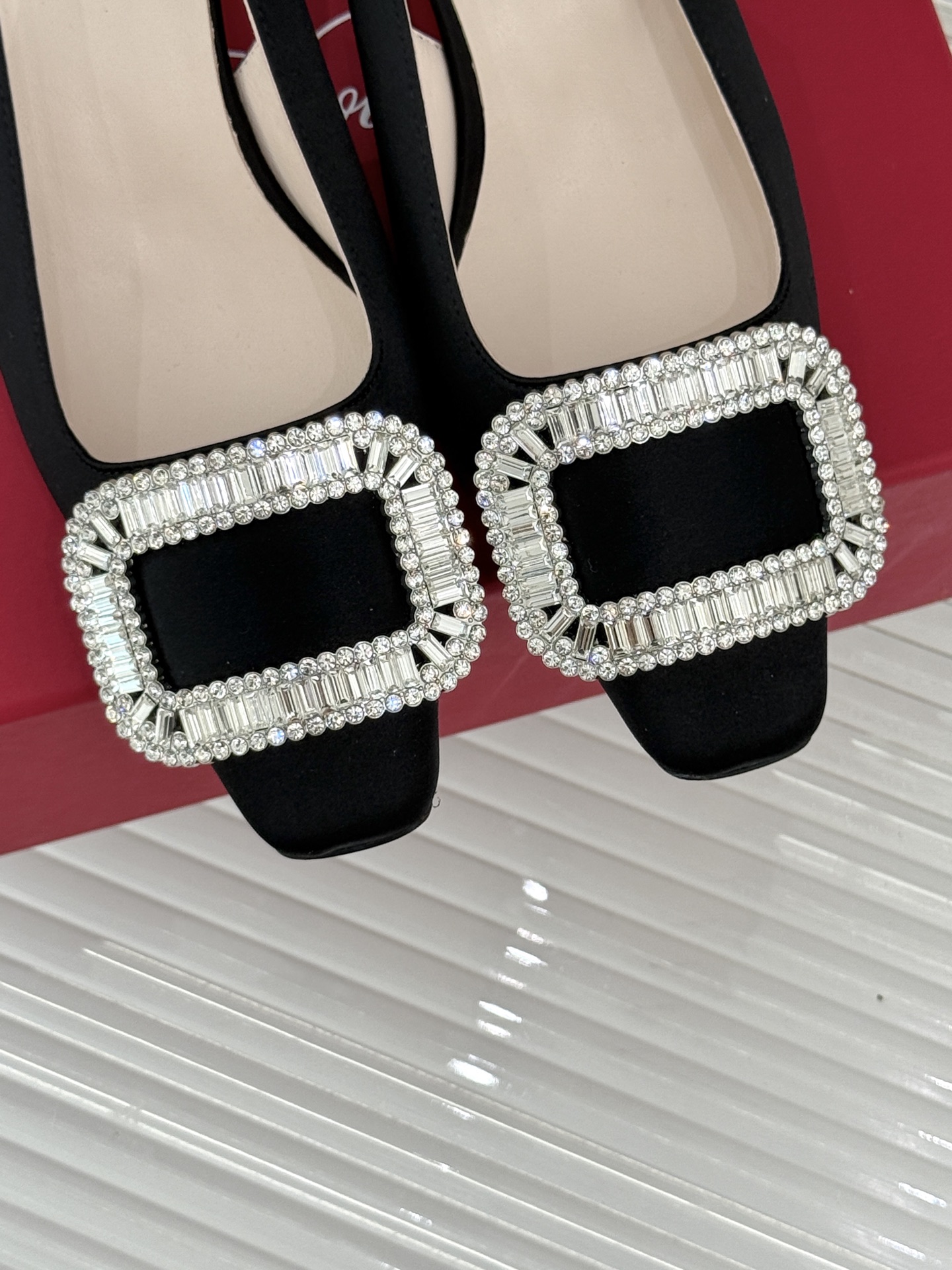 
Roger Vivier｜RV经典水钻大方扣
粗跟后空凉鞋
经典水钻方扣设计自带高光滤镜✨ 
方头+粗