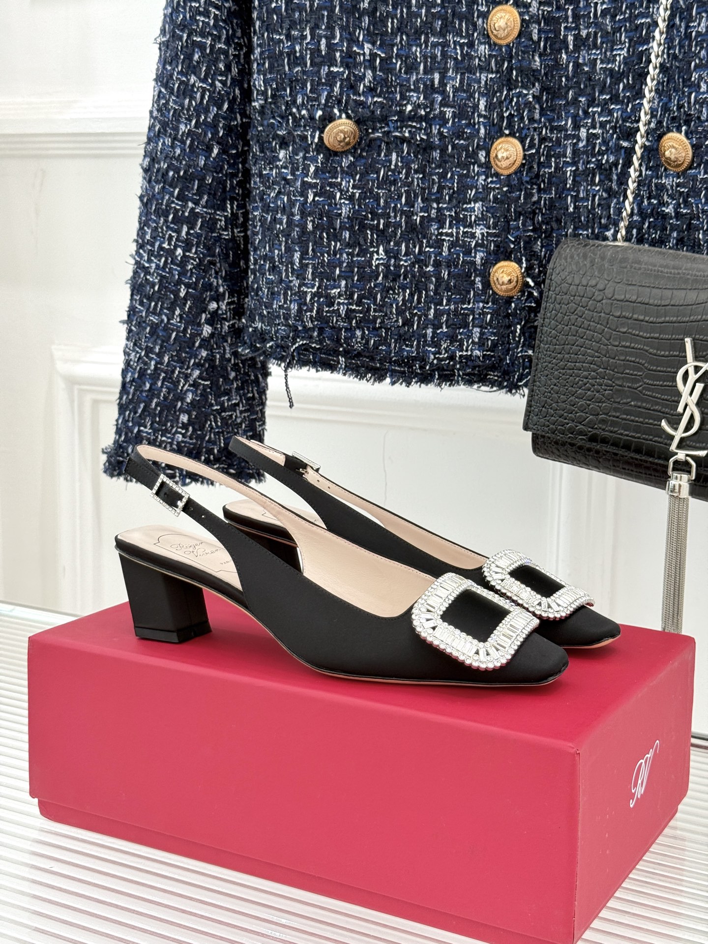 
Roger Vivier｜RV经典水钻大方扣
粗跟后空凉鞋
经典水钻方扣设计自带高光滤镜✨ 
方头+粗