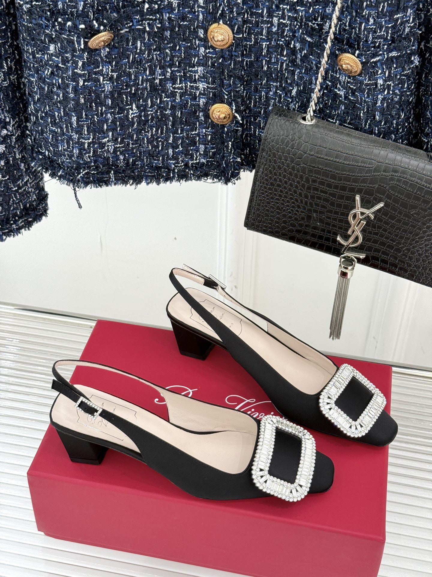 
Roger Vivier｜RV经典水钻大方扣
粗跟后空凉鞋
经典水钻方扣设计自带高光滤镜✨ 
方头+粗