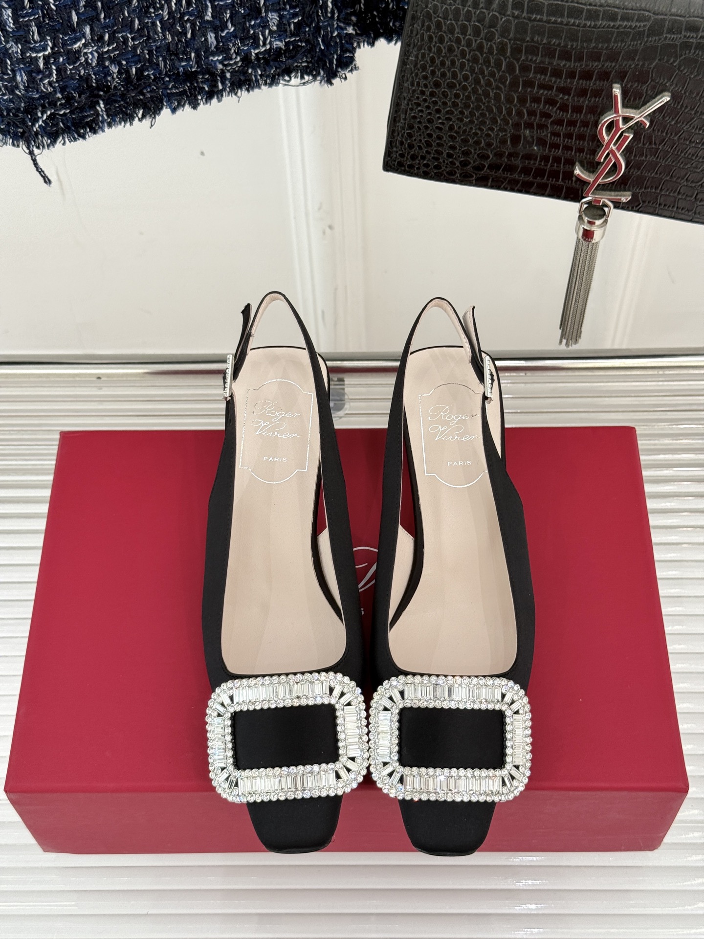 
Roger Vivier｜RV经典水钻大方扣
粗跟后空凉鞋
经典水钻方扣设计自带高光滤镜✨ 
方头+粗