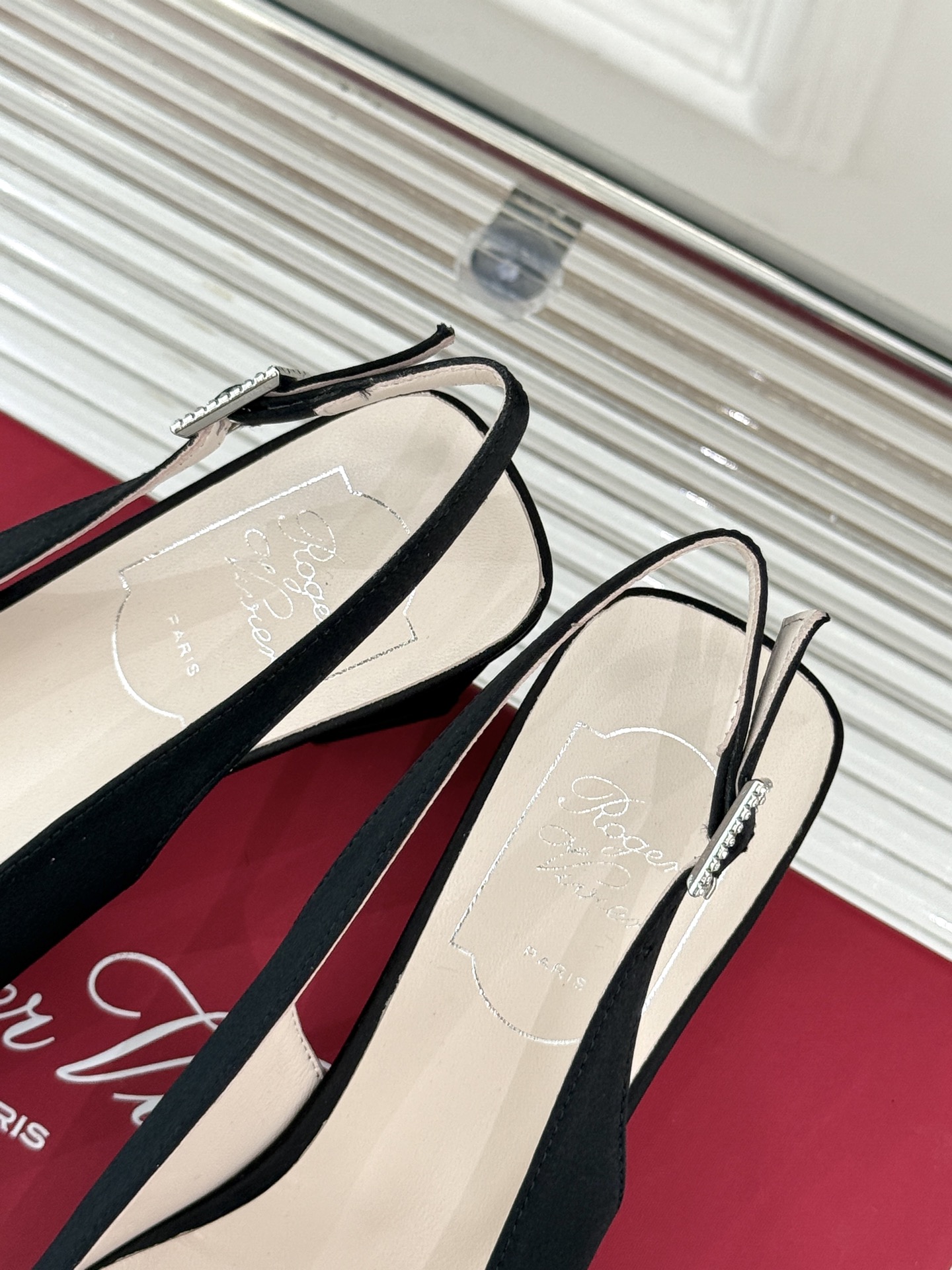 
Roger Vivier｜RV经典水钻大方扣
粗跟后空凉鞋
经典水钻方扣设计自带高光滤镜✨ 
方头+粗