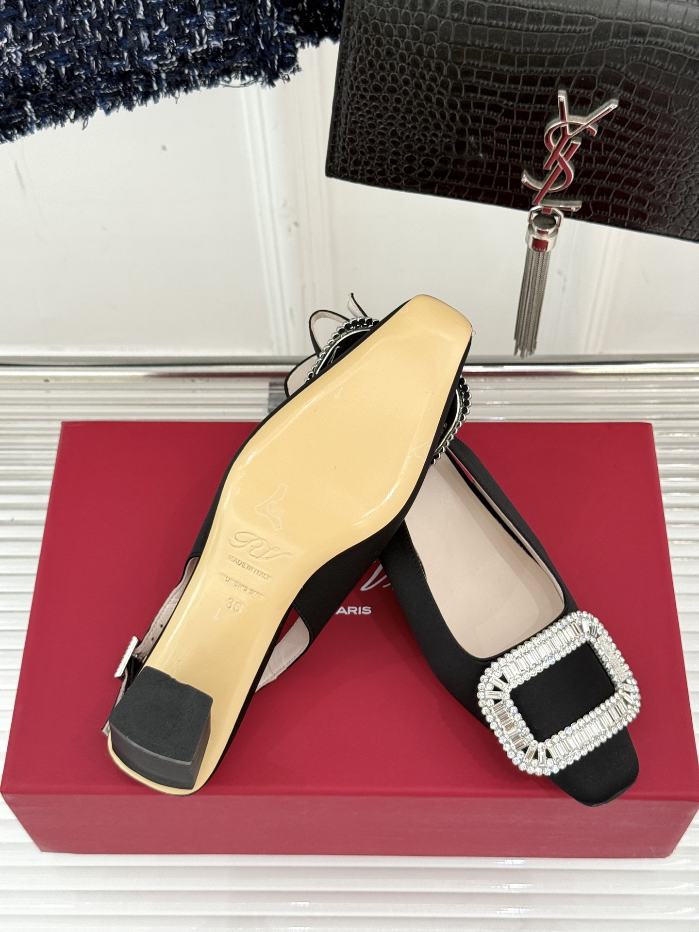 
Roger Vivier｜RV经典水钻大方扣
粗跟后空凉鞋
经典水钻方扣设计自带高光滤镜✨ 
方头+粗