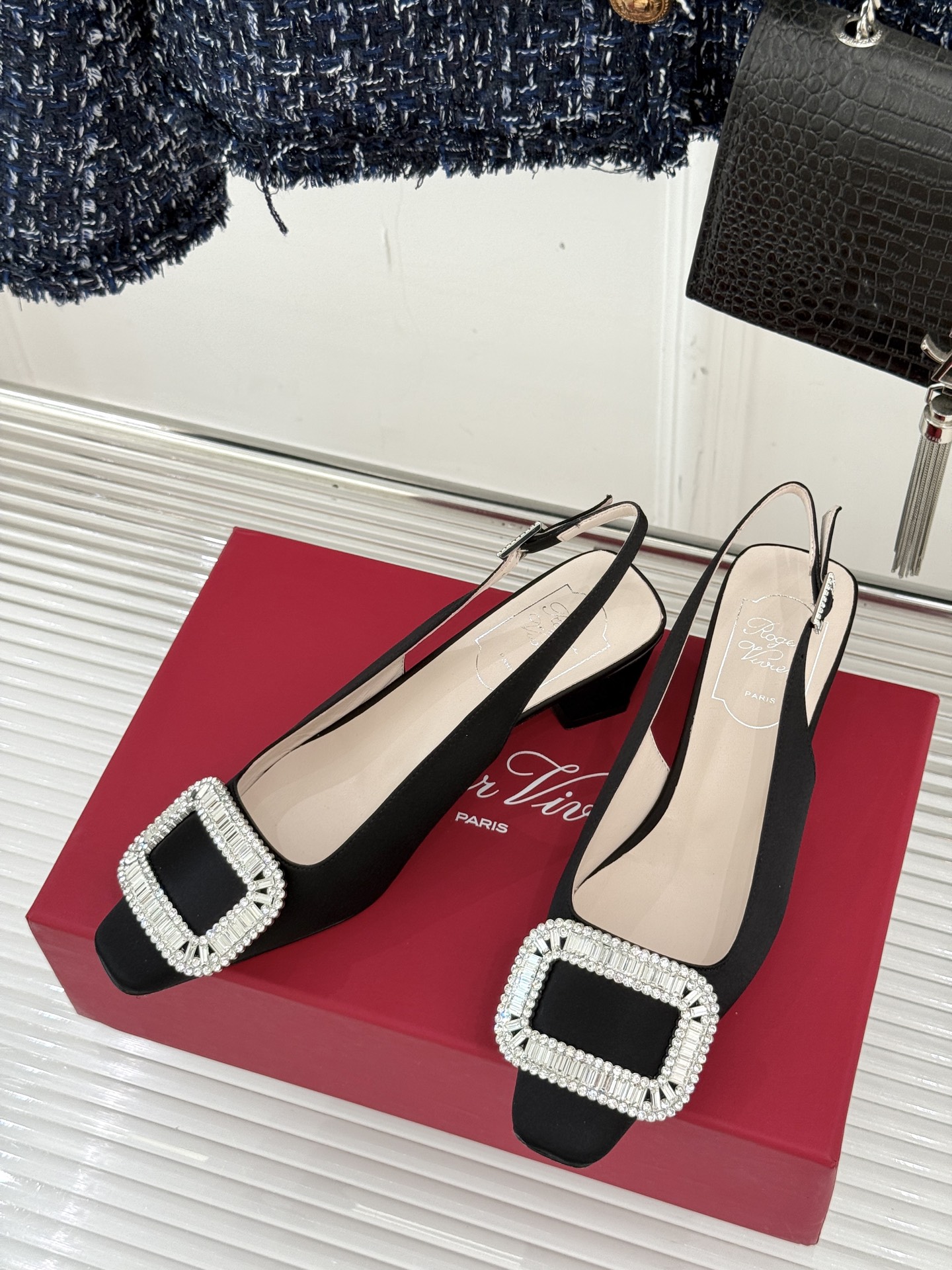 
Roger Vivier｜RV经典水钻大方扣
粗跟后空凉鞋
经典水钻方扣设计自带高光滤镜✨ 
方头+粗